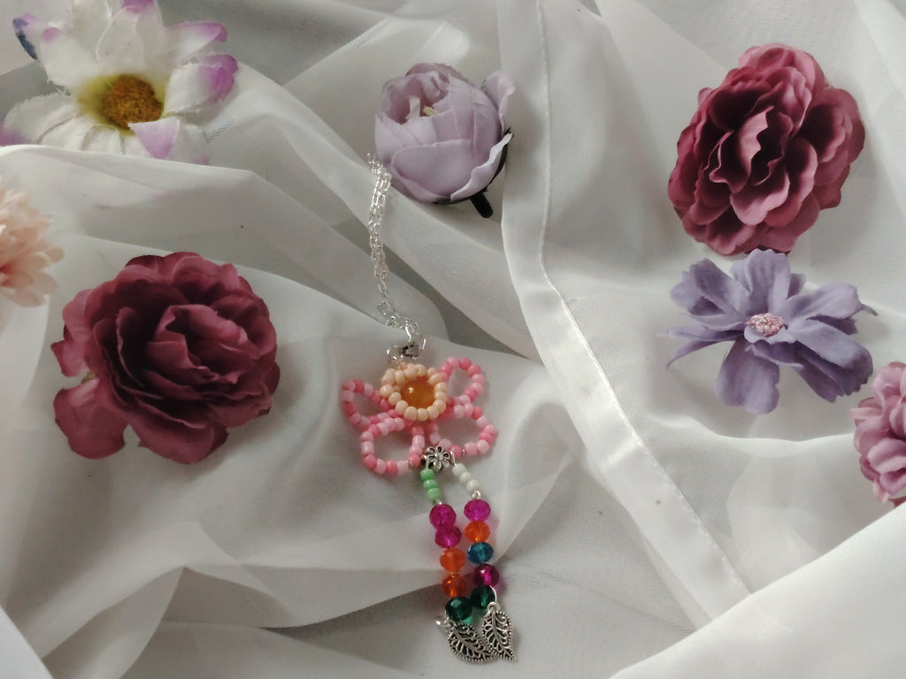 Leichtigkeit & Herzenswärme – Handgefertigte Schmetterlingskette mit Rosa & silbernen Details