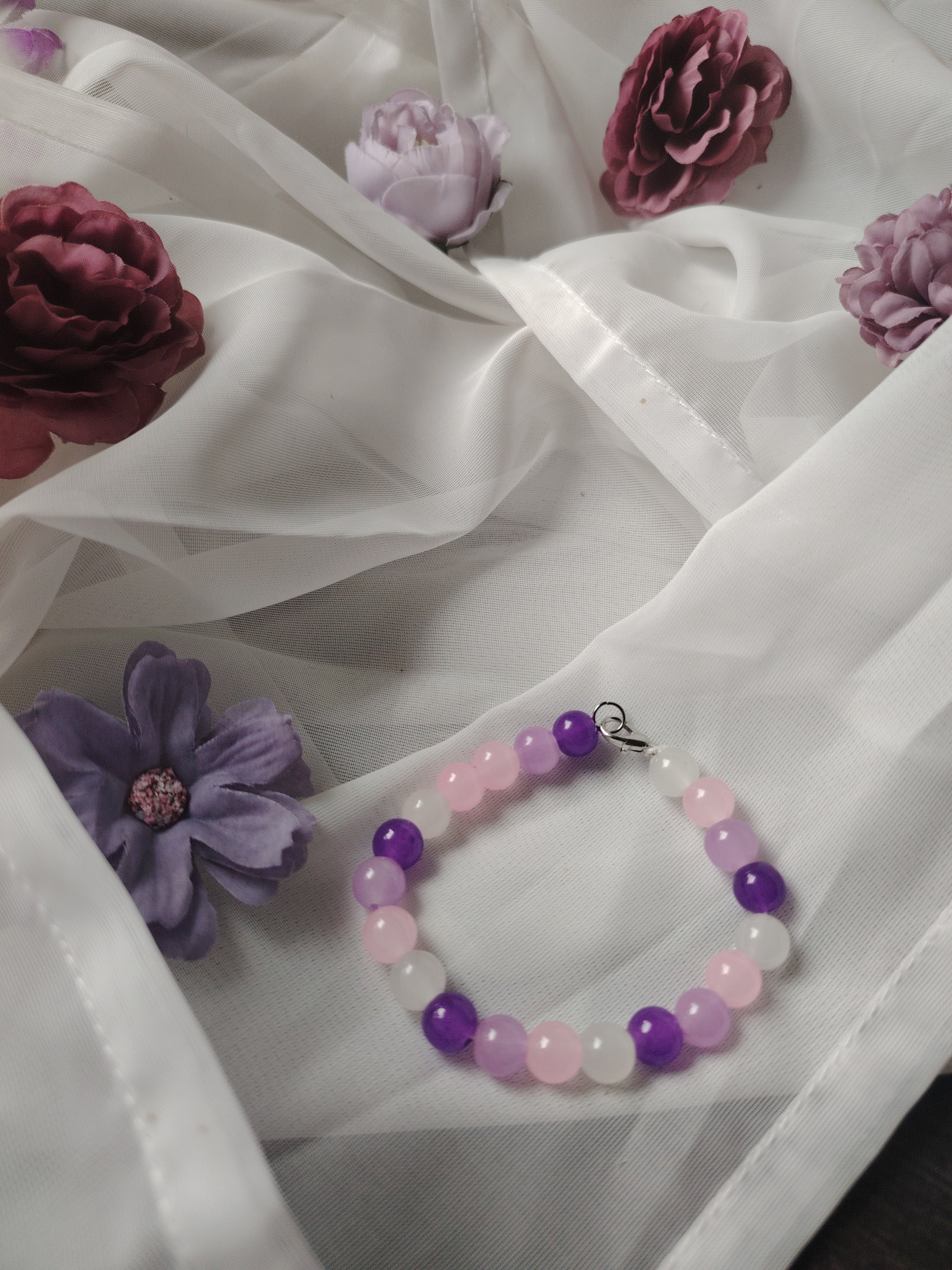 💜 Verträumt & Feminin – Handgefädeltes Glasperlen-Armband in Lila, Rosa & Weiß mit Kristallkugel-Optik