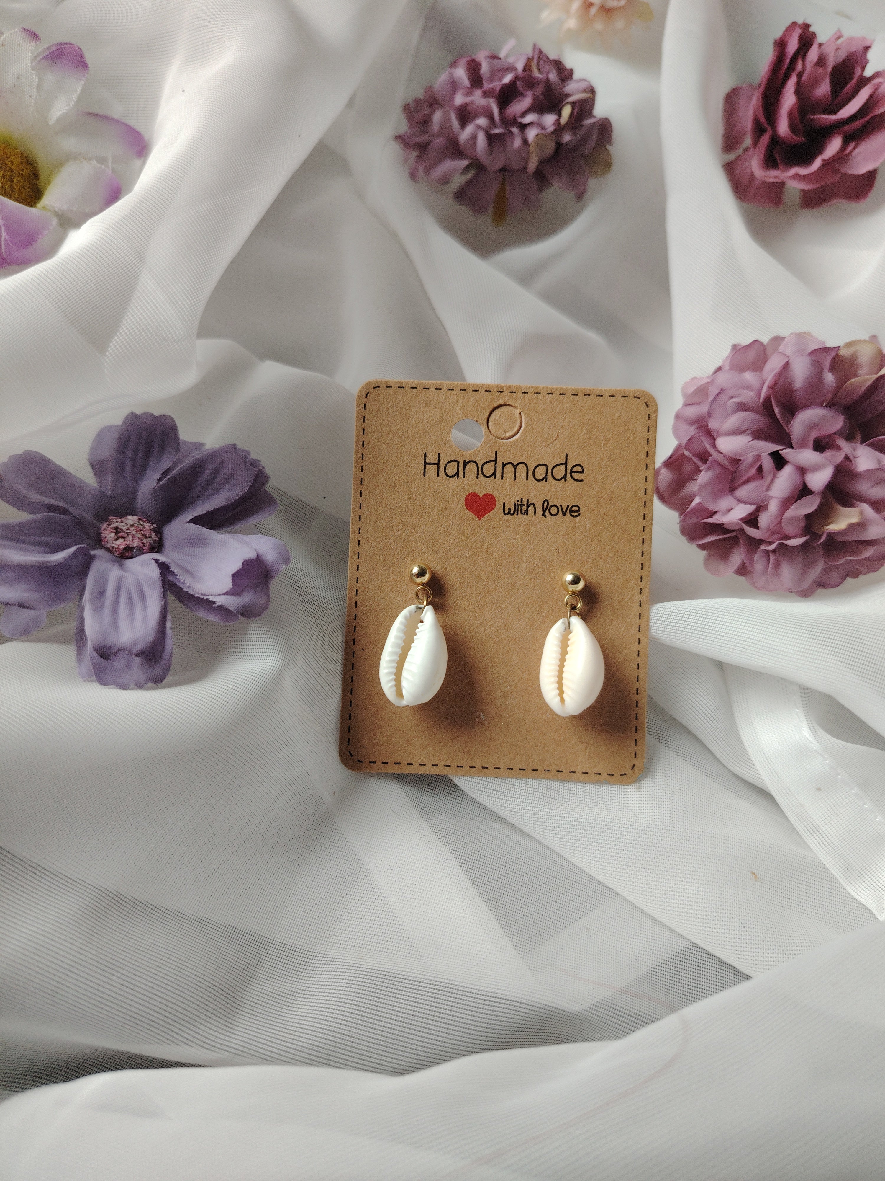 Small earrings with white shells