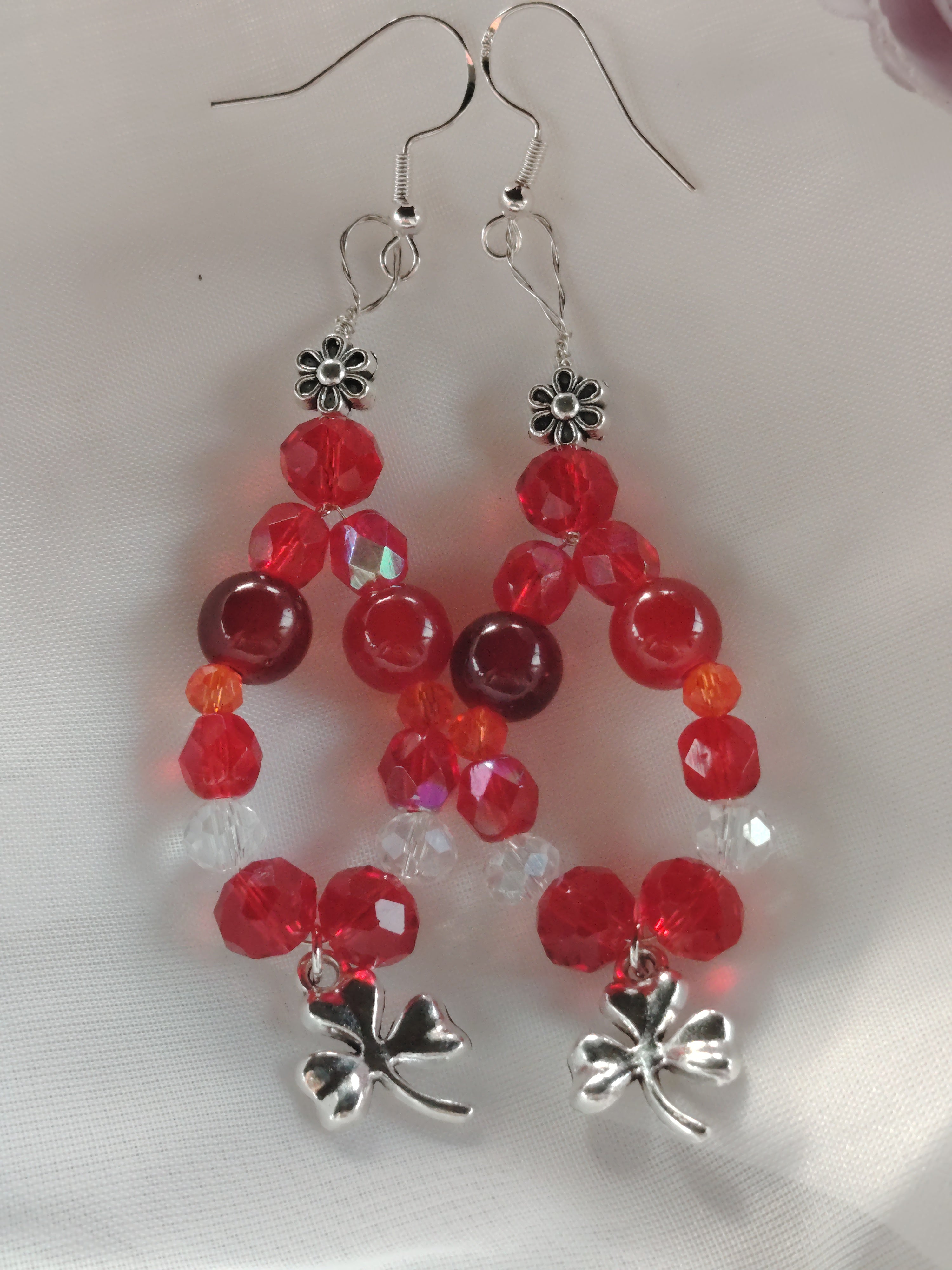 Glasperlen-Ohrhänger mit Schleifendetail – in Rot, Orange & Kristall