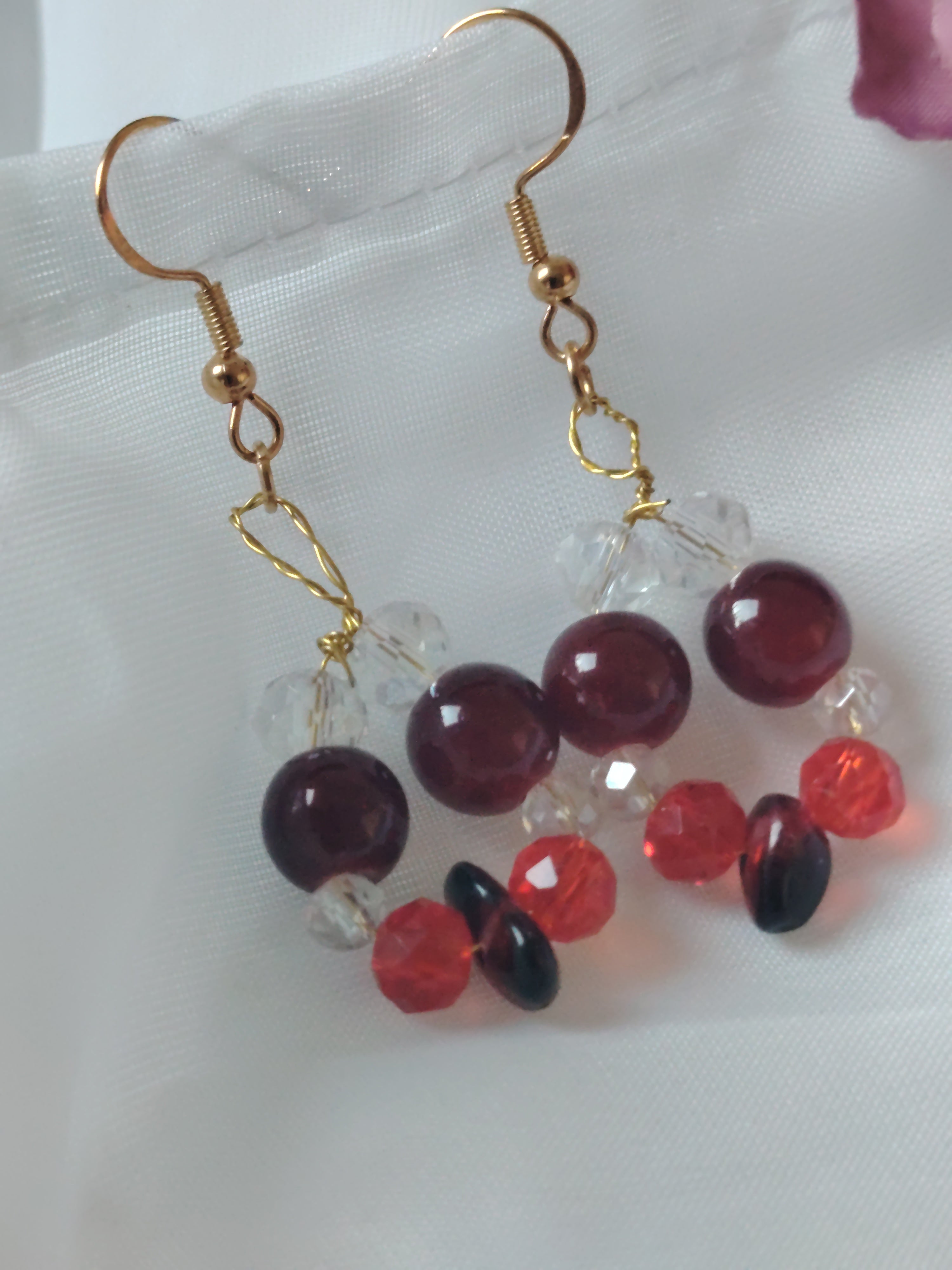 ❤️ Leuchtend & Leidenschaftlich – Handgefertigte Glasperlen-Ohrhänger in Rot, Kristal