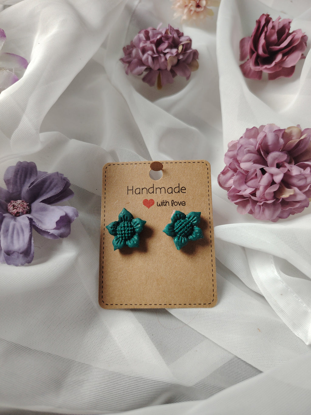 🌿 Frühlingsbote am Ohr – Handgefertigte Polymer Clay-Blumenohrringe in Grün & Rosa Glitzer