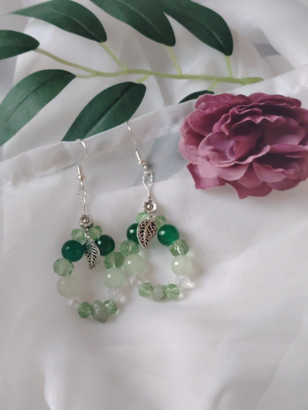 🌿 Natürlich & Zart – Handgefertigte Glasperlen-Ohrhänger in Grün & Kristal mit Metallblume