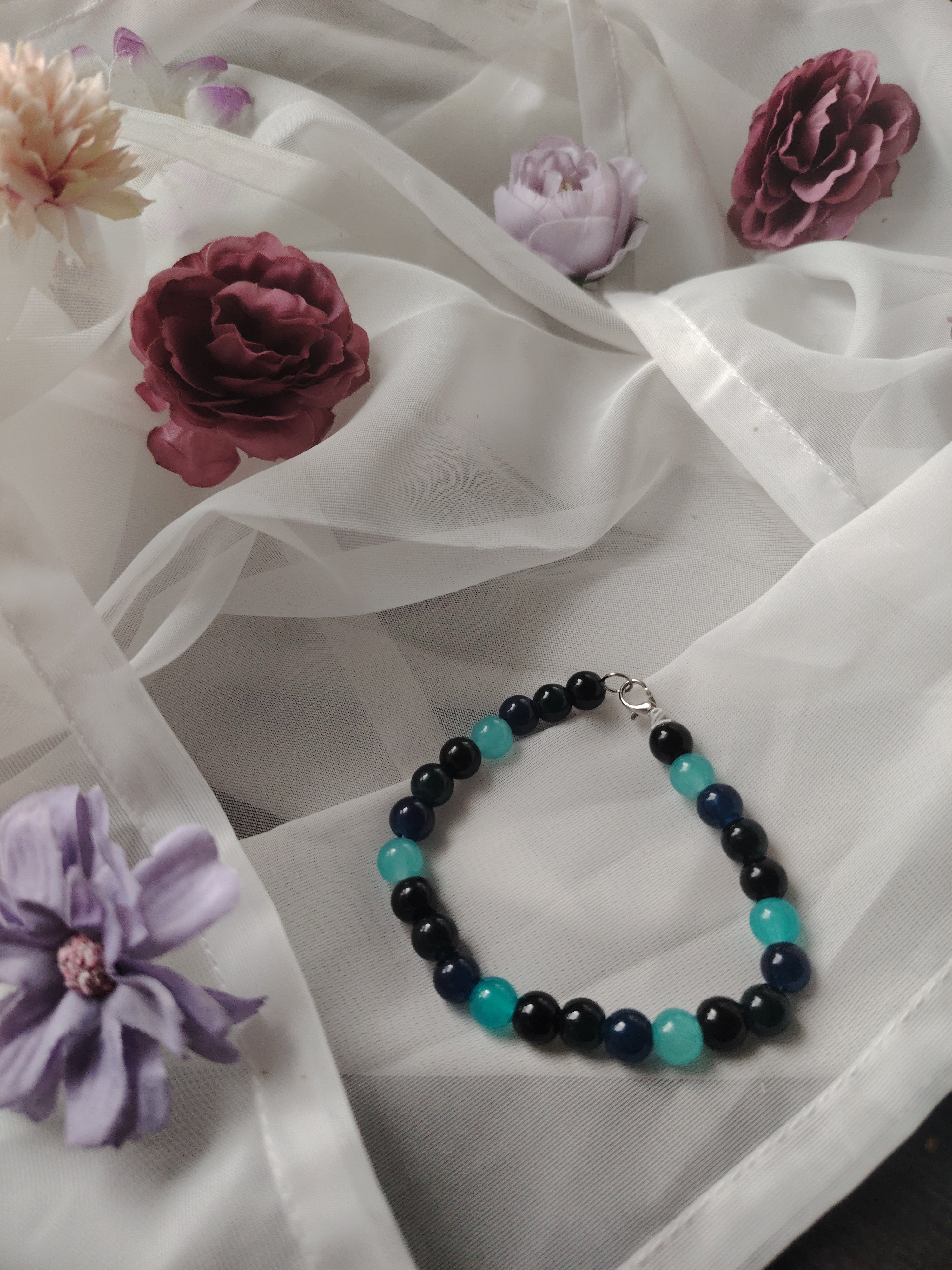 💙 Zeitlos & Stilvoll – Handgefädeltes Glasperlen-Armband in Hellblau, Dunkelblau, Dunkelgrün & Schwarz