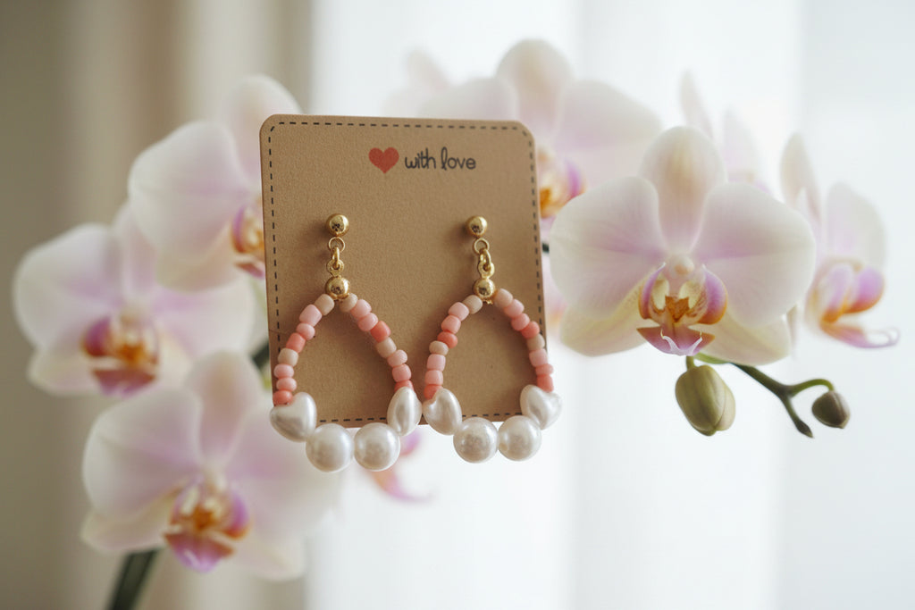 Ohrringe mit kleinen und großen Perlen verschiedenen Rosa, Weiß Silber , Grau Tönen