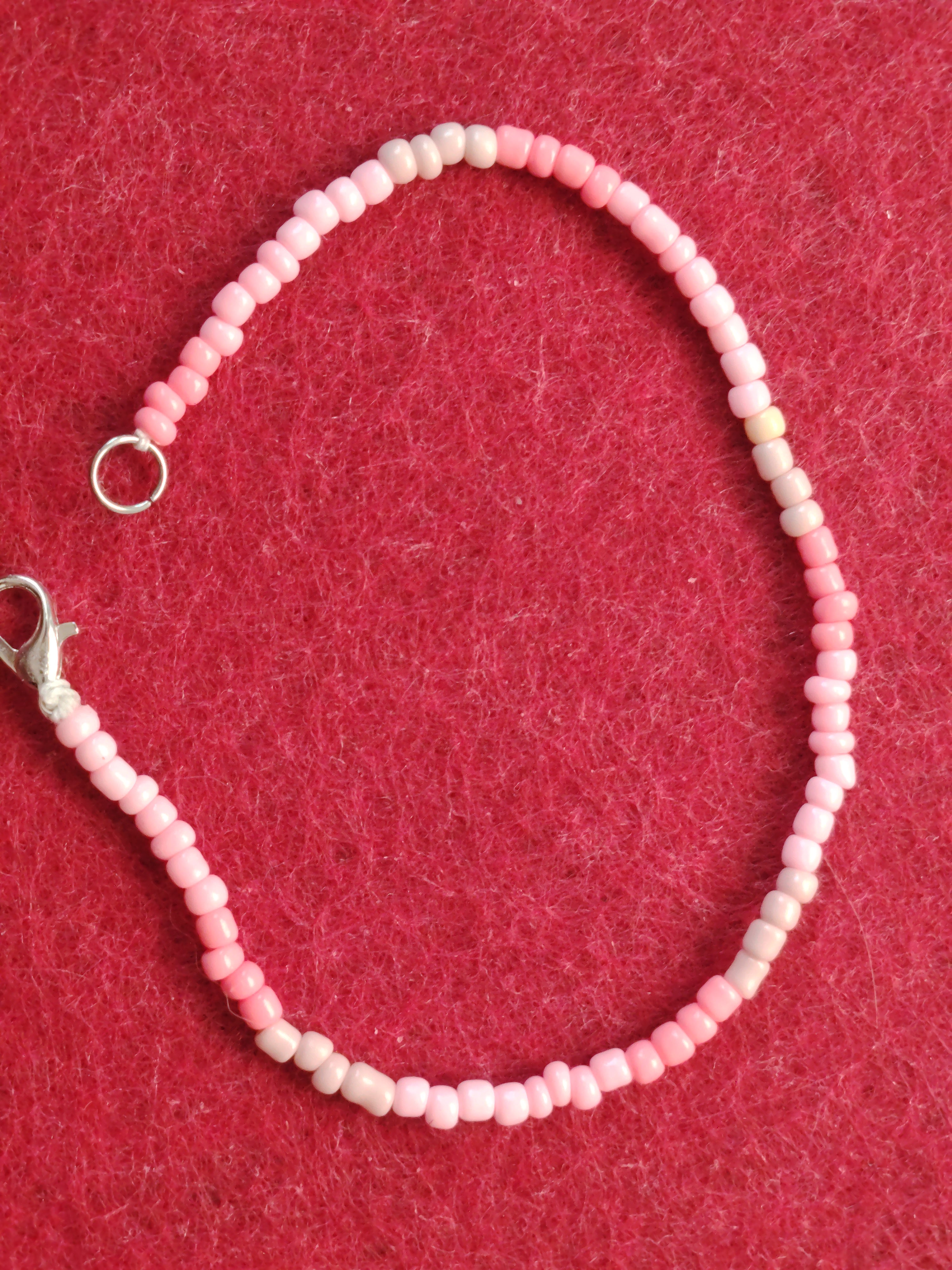 Armband mit kleinen Perlen( Rosa ,Grau Farben in verschiedenen Tönen)