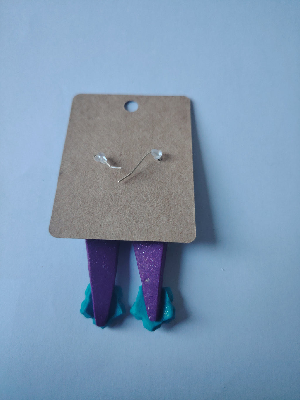 Triangle earrings in glittery purple with turquoise flowers