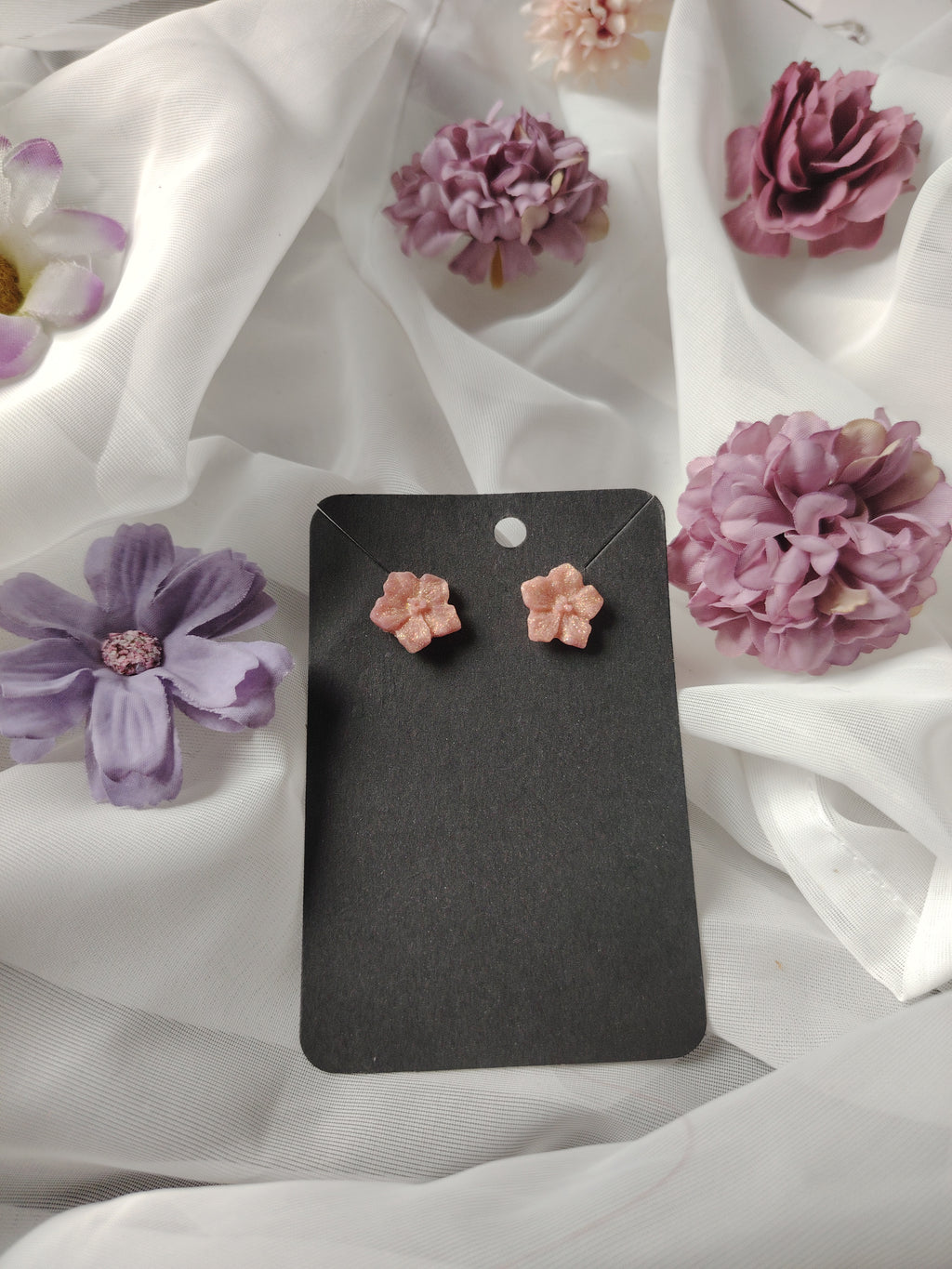 🌸 Blühend & Funkelnd – Handgefertigte Polymer Clay-Blumenohrstecker in zartem Rosa Glitzer