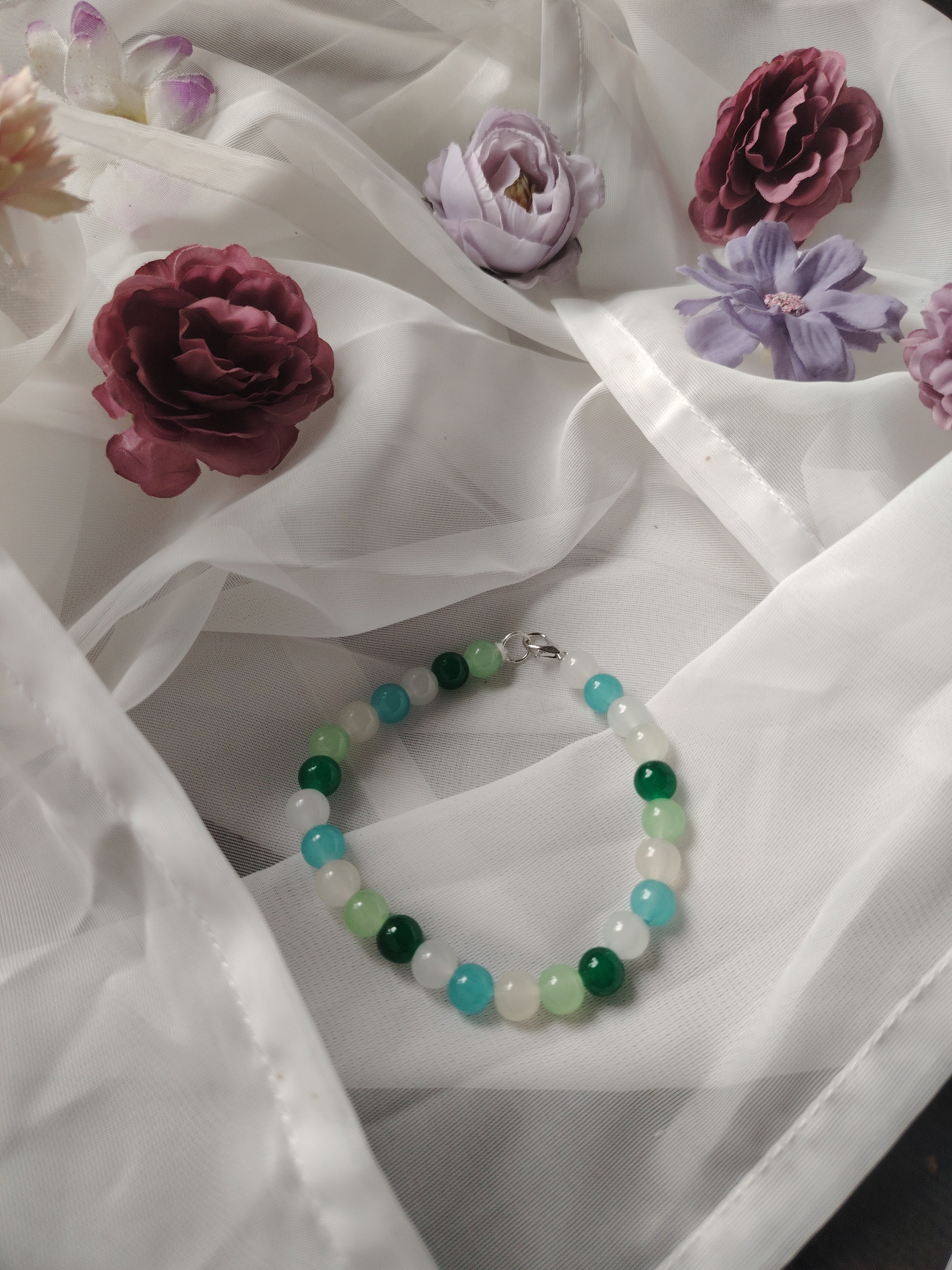Glaskugel-Armband „Sommerwald“ in Grün, Blau & Weiß – ein Unikat 💚💙