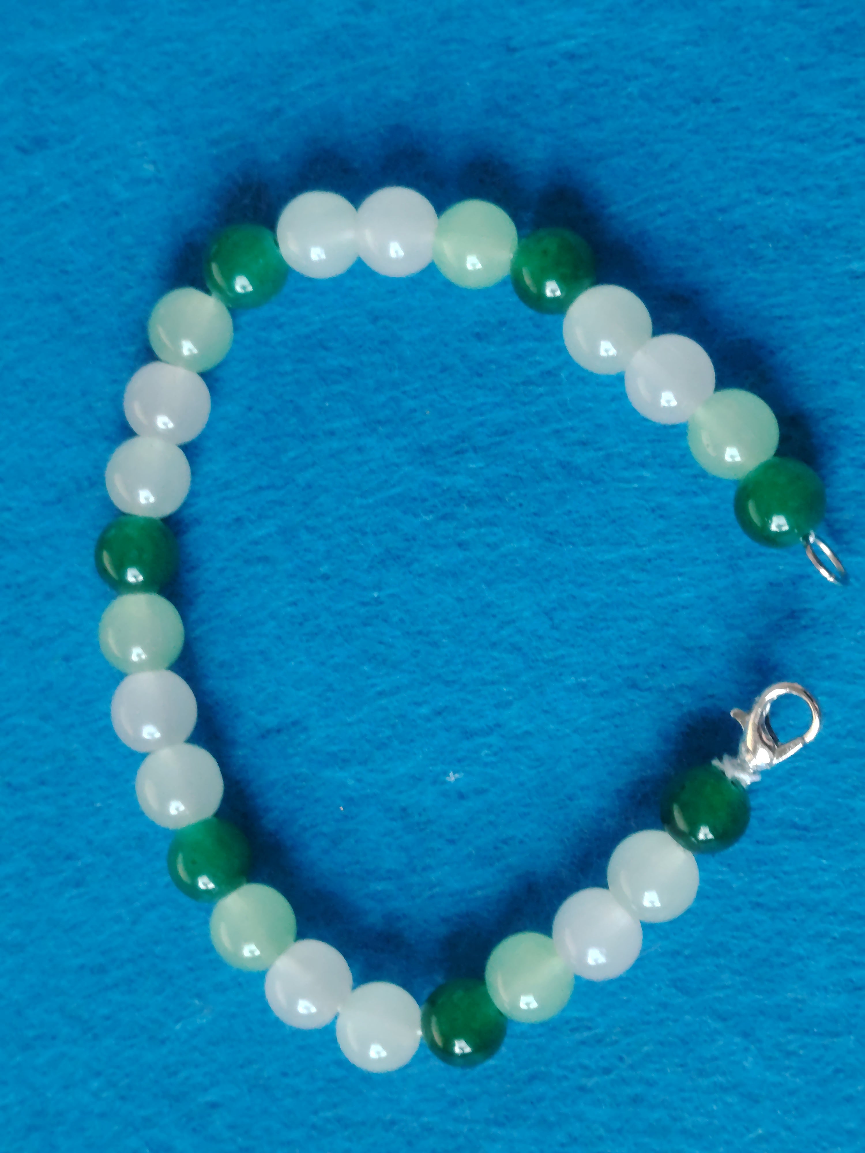 Glaskugel Armband in den Farben Hellem Grün, Dunkelgrün, Weiß