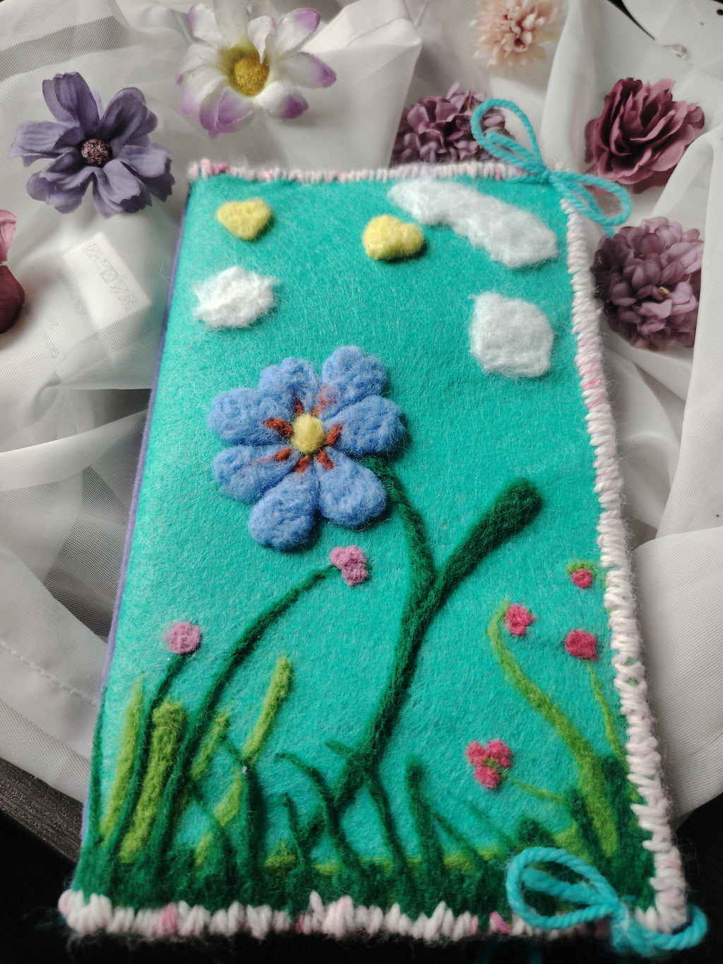 🌼 Herzensstück aus Filz – Handgefilztes Unikat-Büchlein mit gestochenem Blumenbild & liebevollen Details