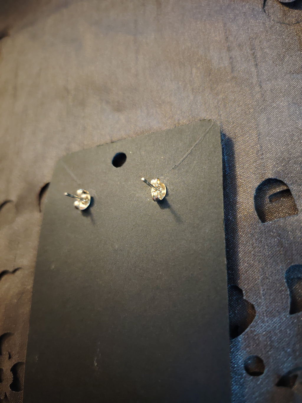 Ohrringe mit kleinen Weiß Silber Perlen und Weiß Silber Muscheln (keine echten Muscheln)