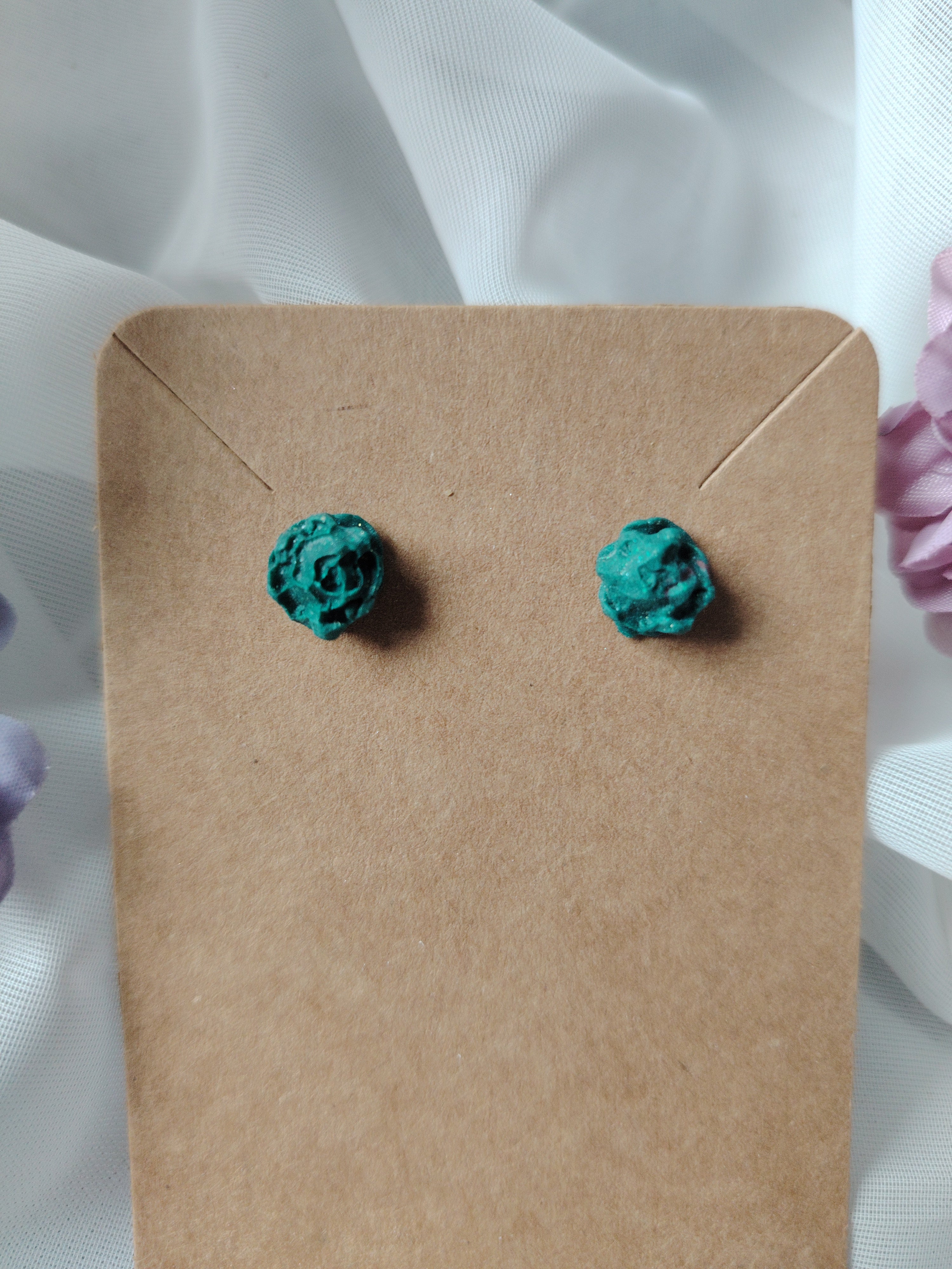 Small rose earrings in dark green with a touch of glitter