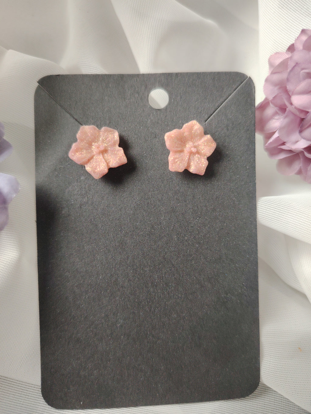 🌸 Blühend & Funkelnd – Handgefertigte Polymer Clay-Blumenohrstecker in zartem Rosa Glitzer