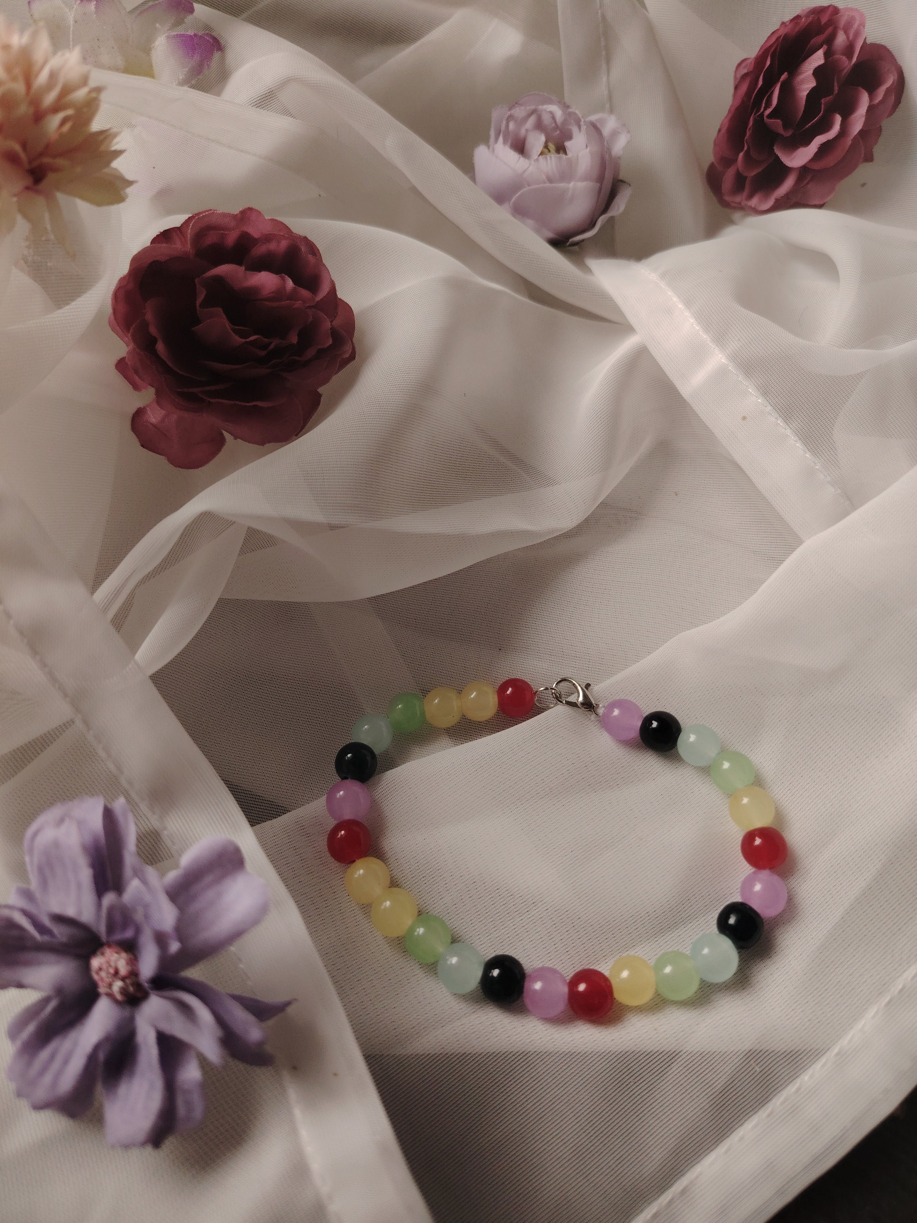 🌈 Farbenfrohes Handgelenk – Handgefädeltes Glasperlen-Armband in Rot, Gelb, Hellblau, Lila & Dunkelgrün