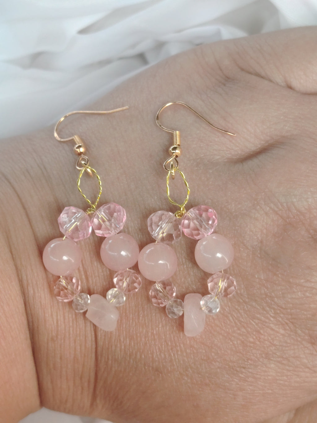 Zarter Ohrschmuck mit Rosenquarz & rosa Glasperlen – handgemacht mit Liebe