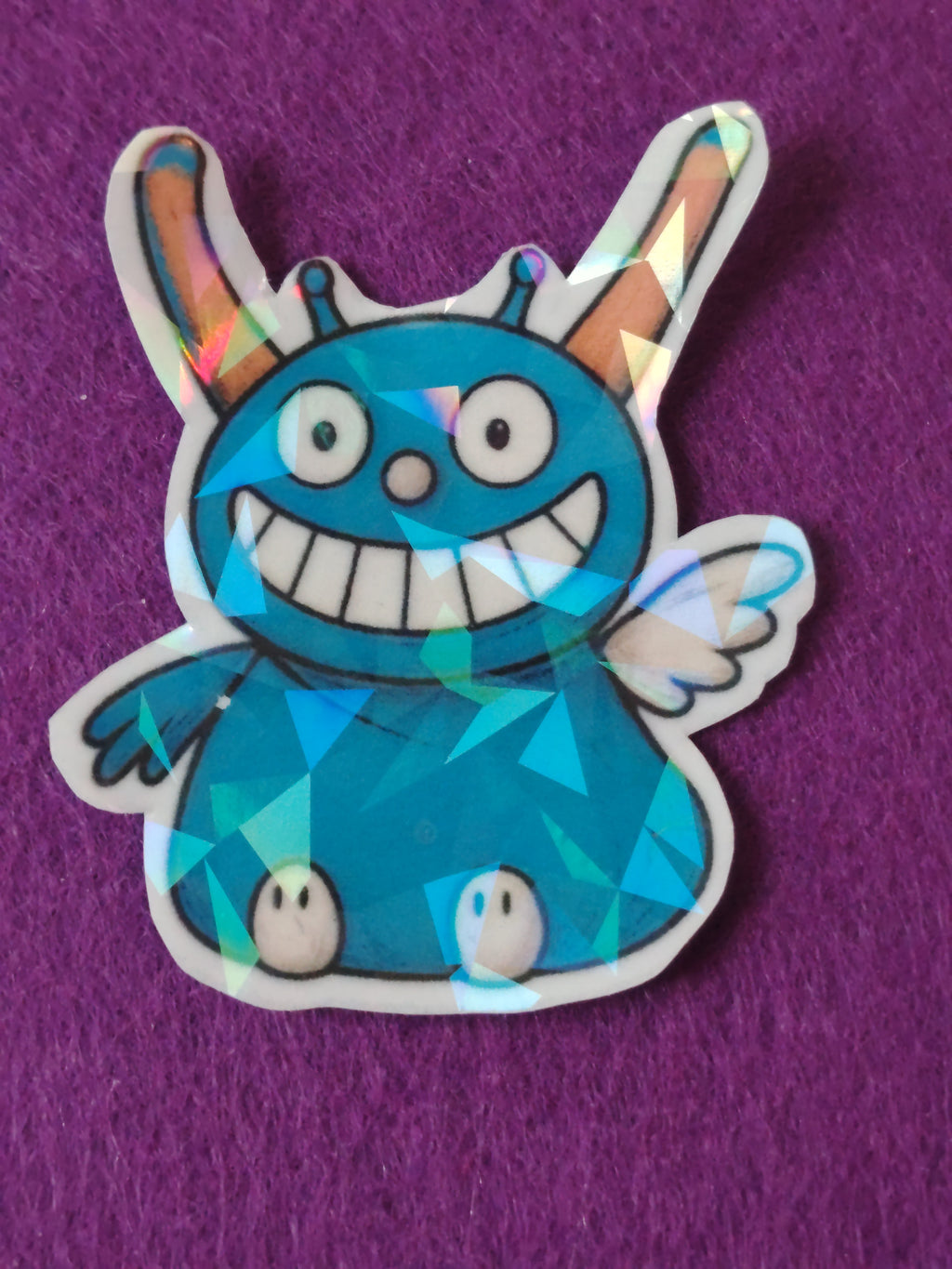 💙 Klein aber mit großer Magie – Kleiner holografischer Monsterchen-Sticker, handgezeichnet von Kinderhand