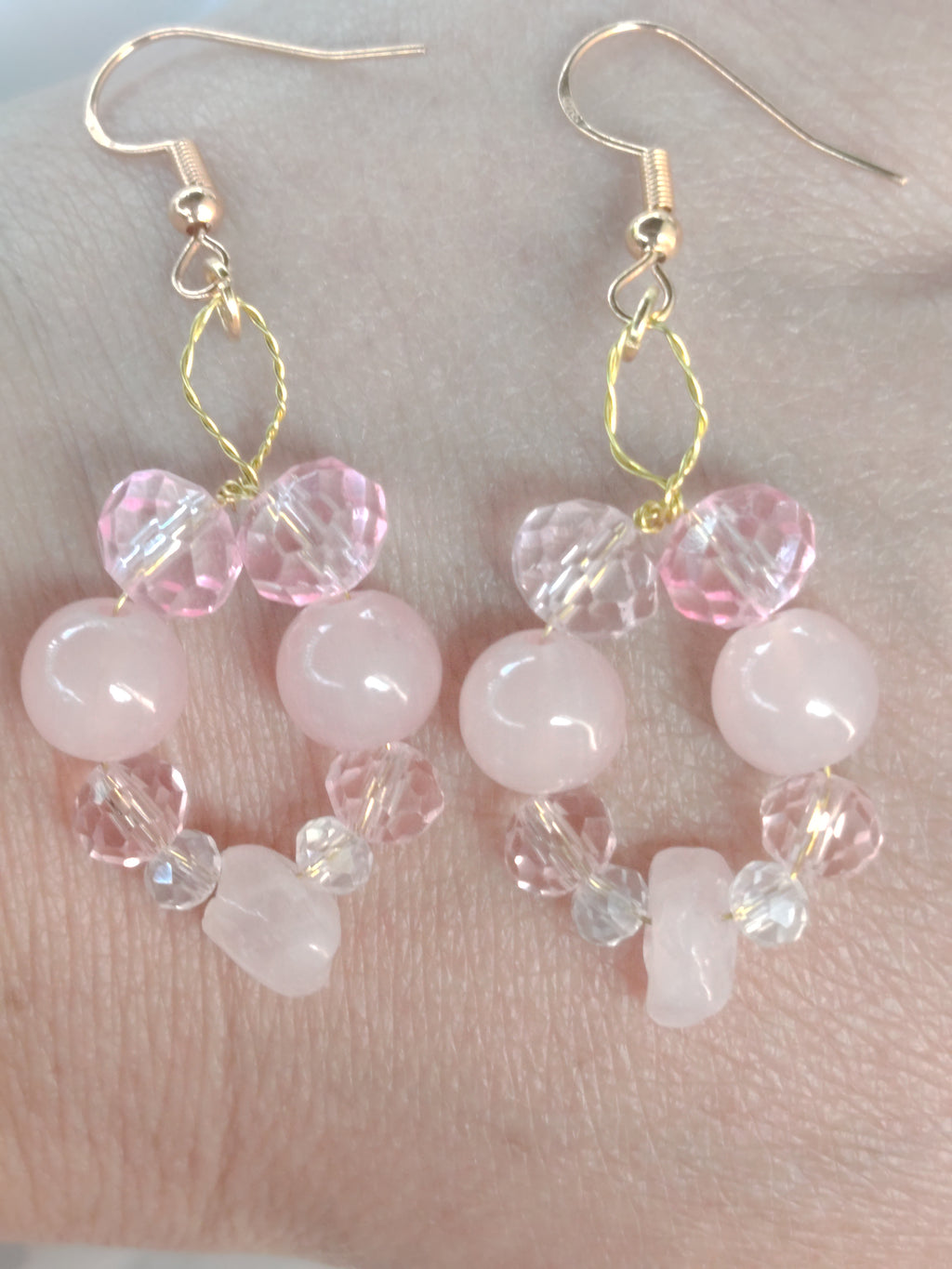 Zarter Ohrschmuck mit Rosenquarz & rosa Glasperlen – handgemacht mit Liebe