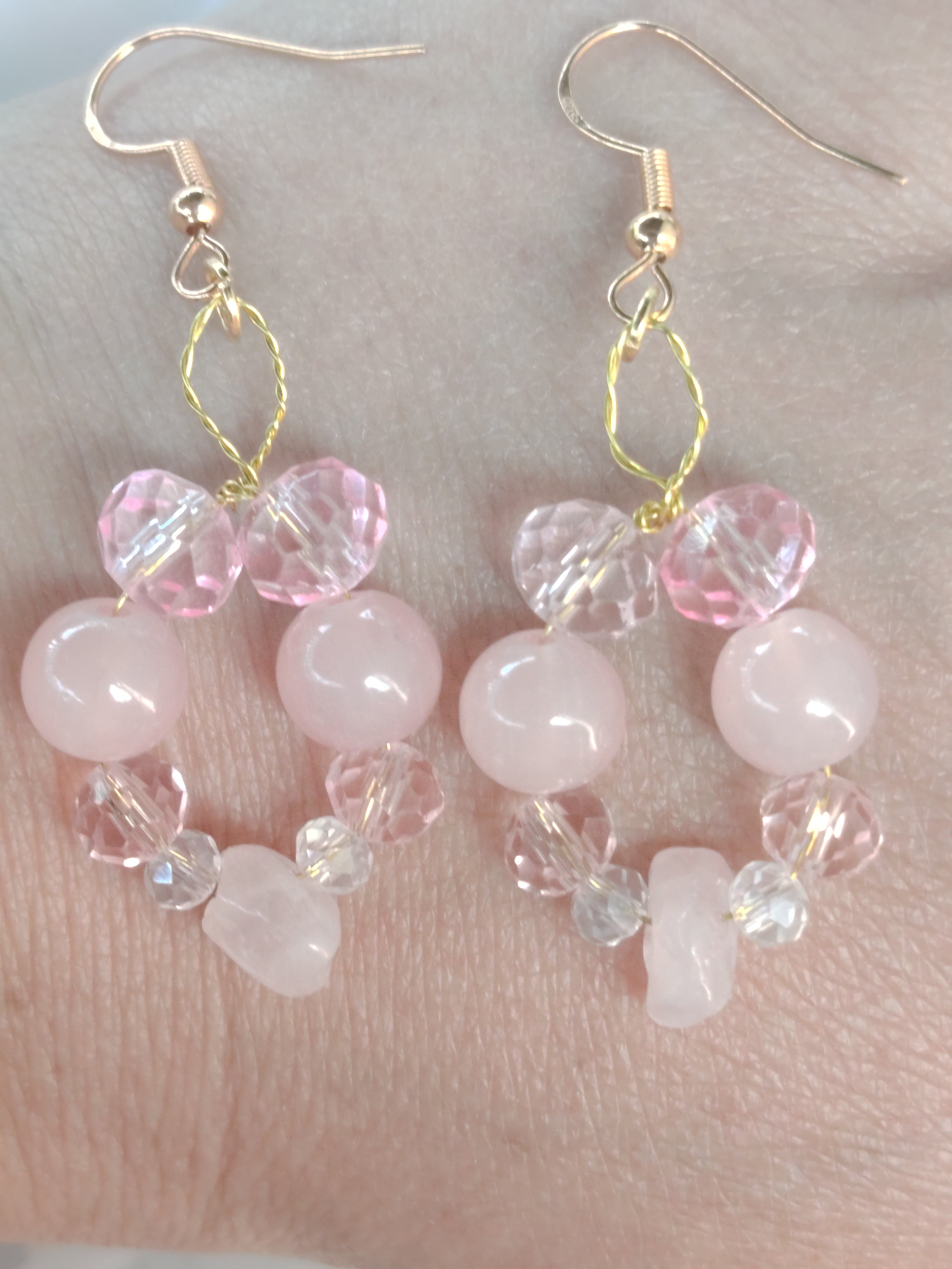 Zarter Ohrschmuck mit Rosenquarz & rosa Glasperlen – handgemacht mit Liebe