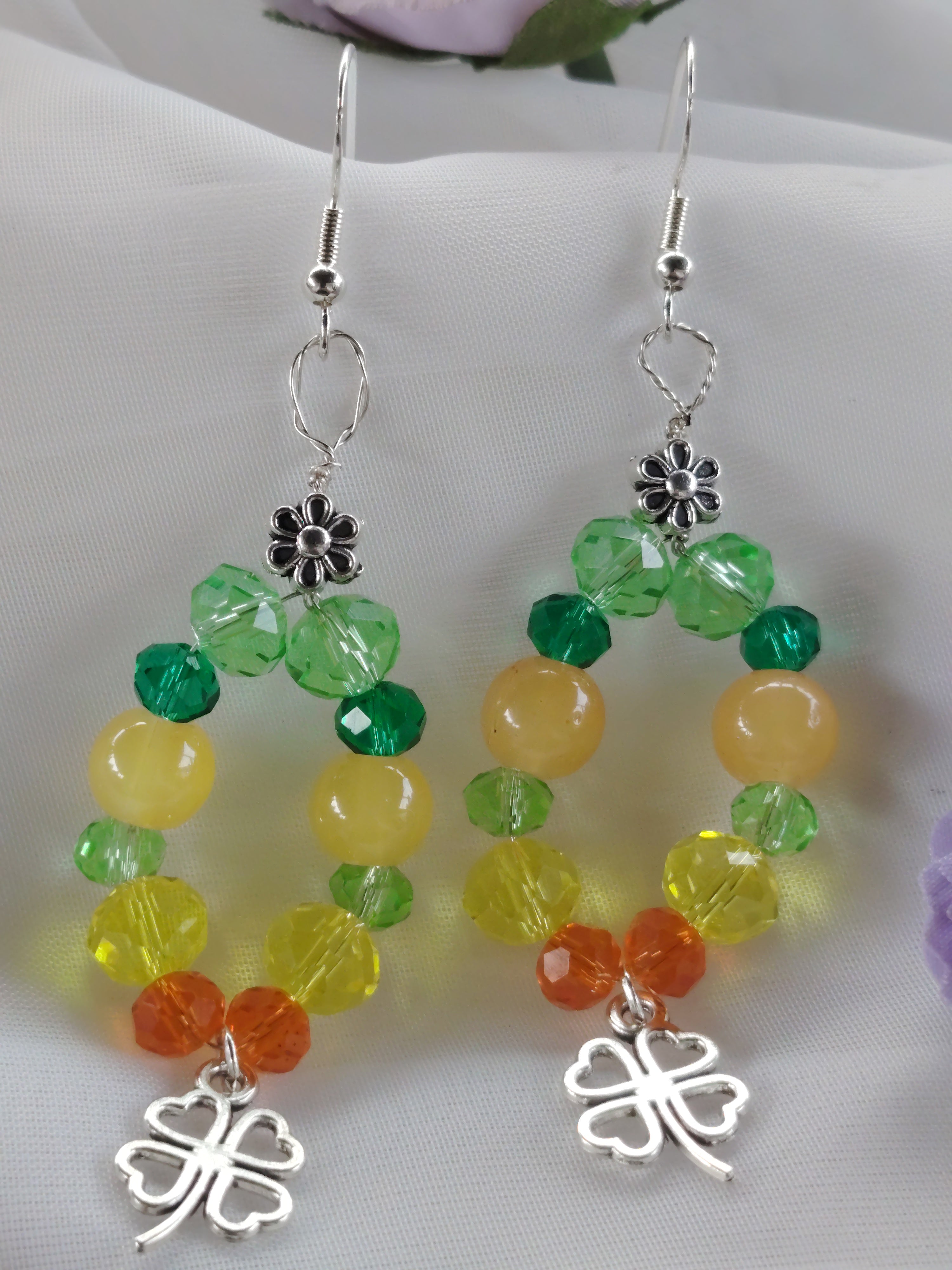 Handgemachte Glasperlen-Ohrhänger – Gelb, Orange & Grün mit zartem Kleeblatt und Blümchen ✿