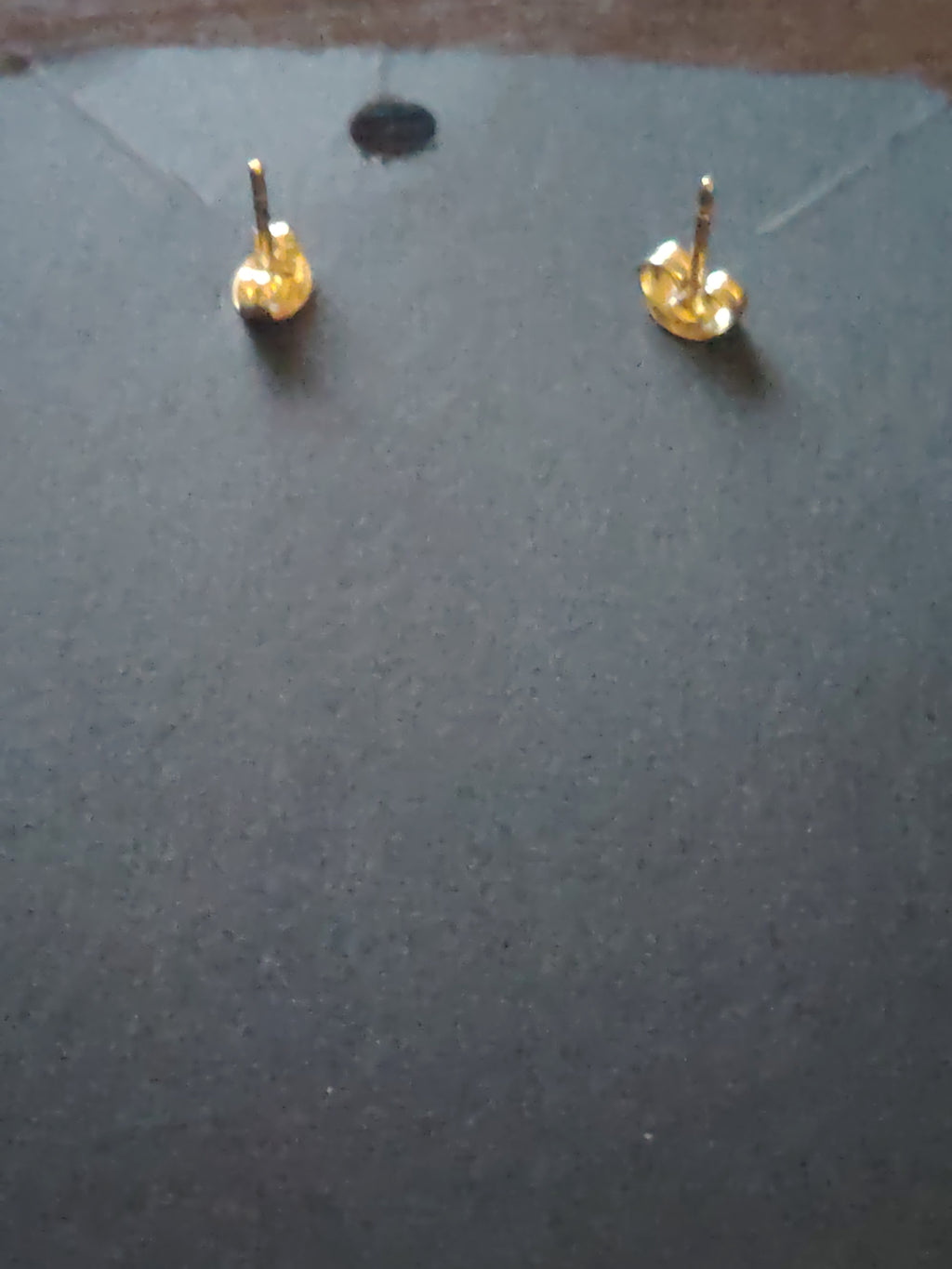 Ohrstecker mit unterschiedlichen Perlen in Creme Weiß