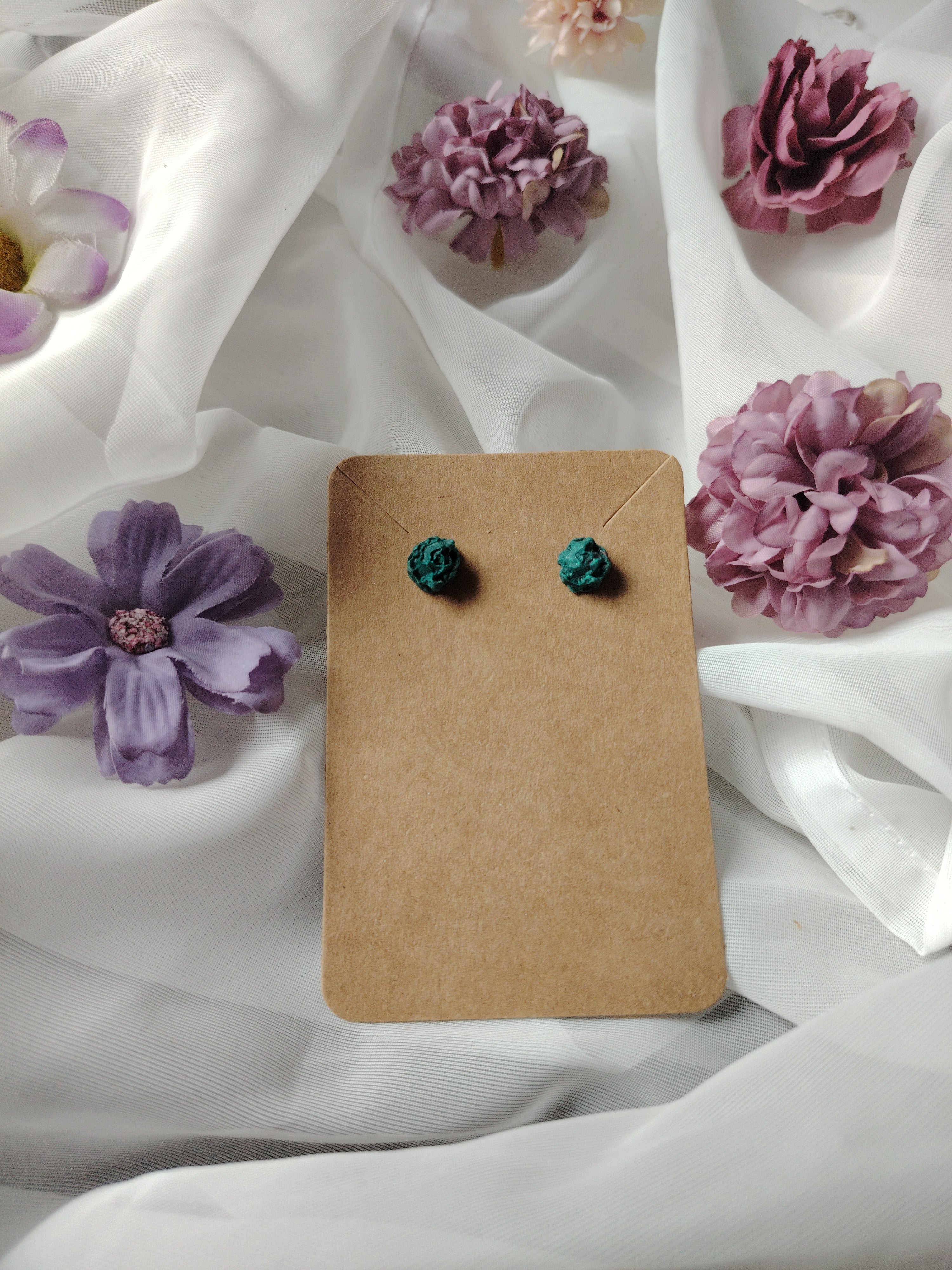 Small rose earrings in dark green with a touch of glitter