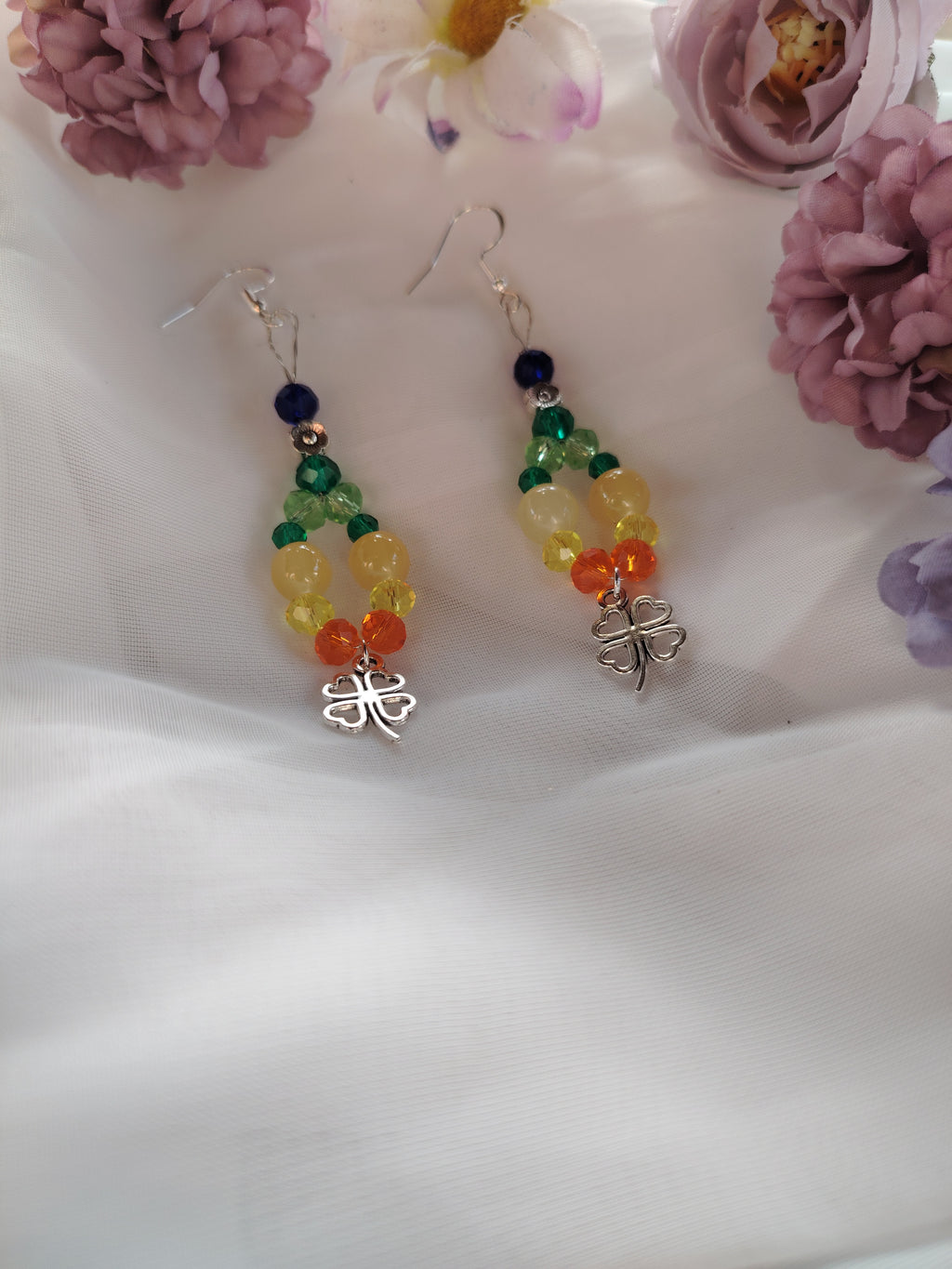 Handgemachte Glasperlen-Ohrhänger mit bunten Blümchen & Kleeblatt – ein kleines Stück Frühling für dein Ohr 🌸