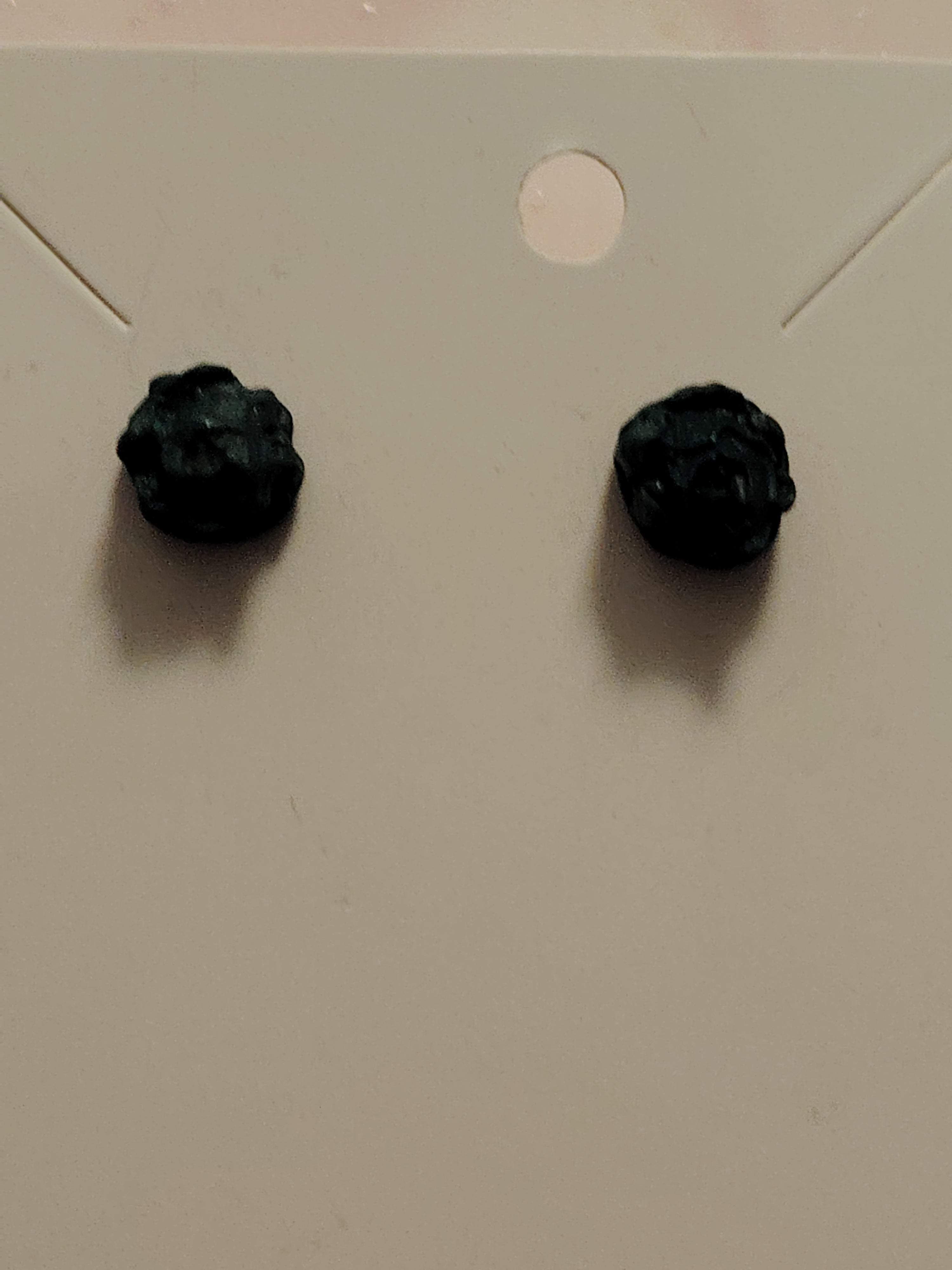 Small rose earrings in dark green with a touch of glitter