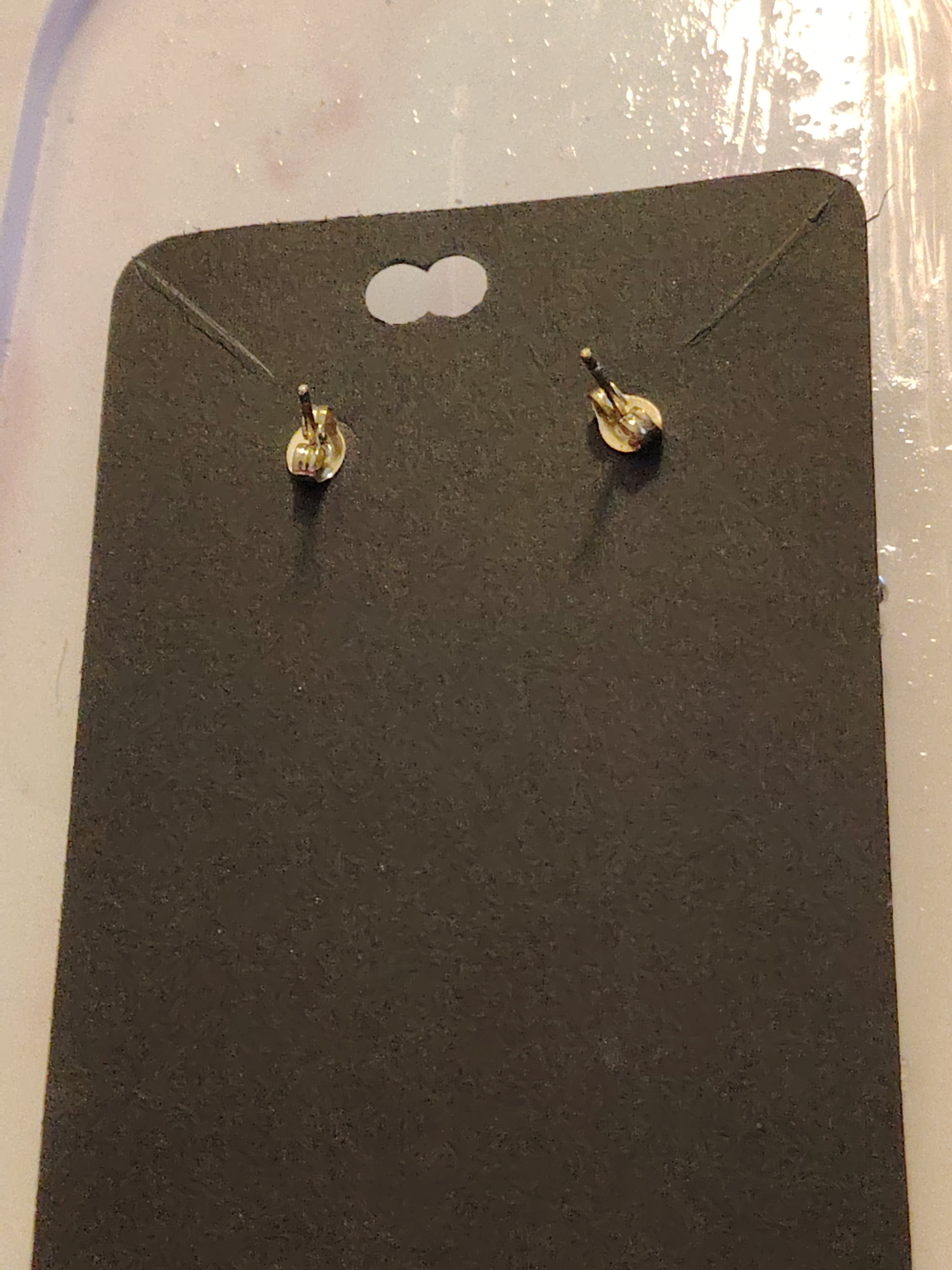 Earrings with a pretty dragonfly and the letter L (symbolizing the dragonfly) with small gold and white stars and pearls.