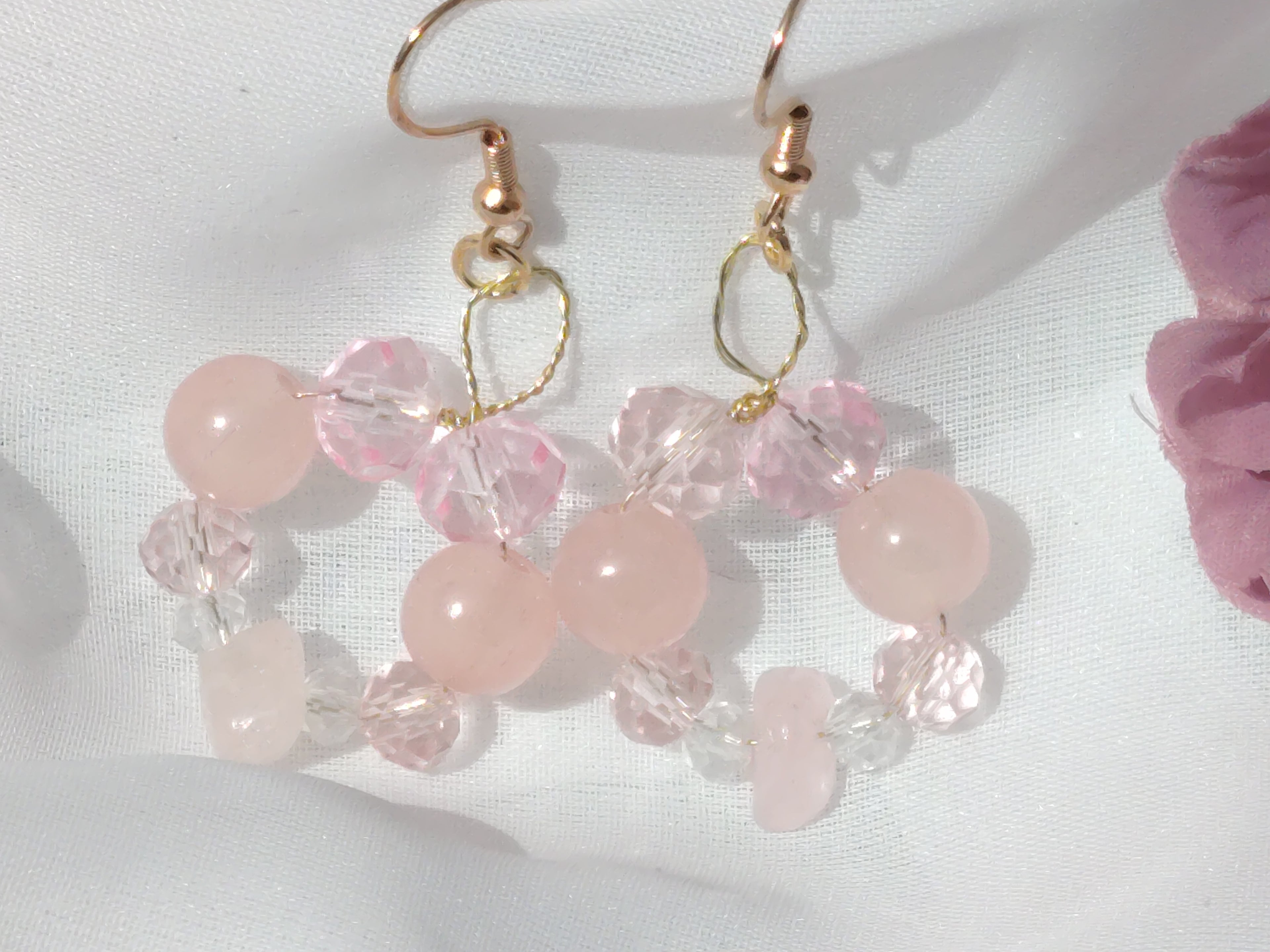 Zarter Ohrschmuck mit Rosenquarz & rosa Glasperlen – handgemacht mit Liebe