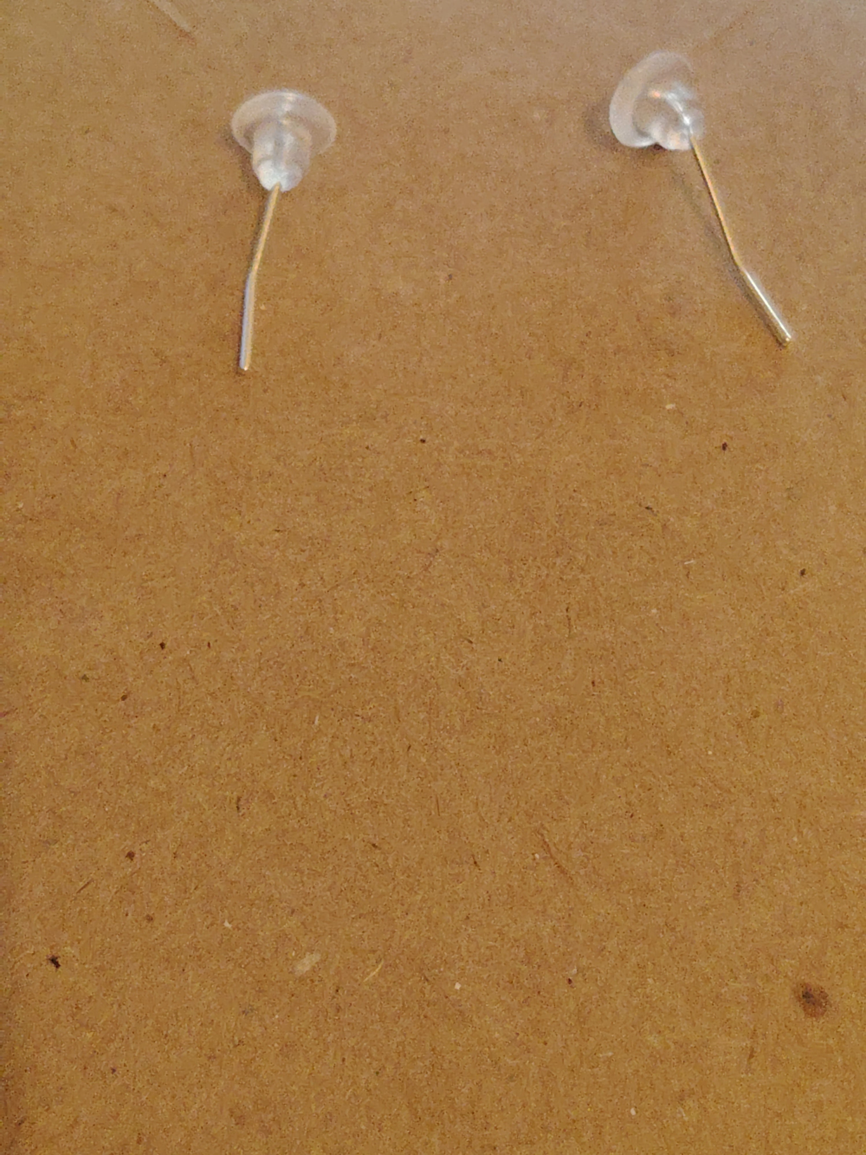Zilveren oorhangers met 3 metalen staafjes en gekleurde glaskralen (roodtinten en groen)