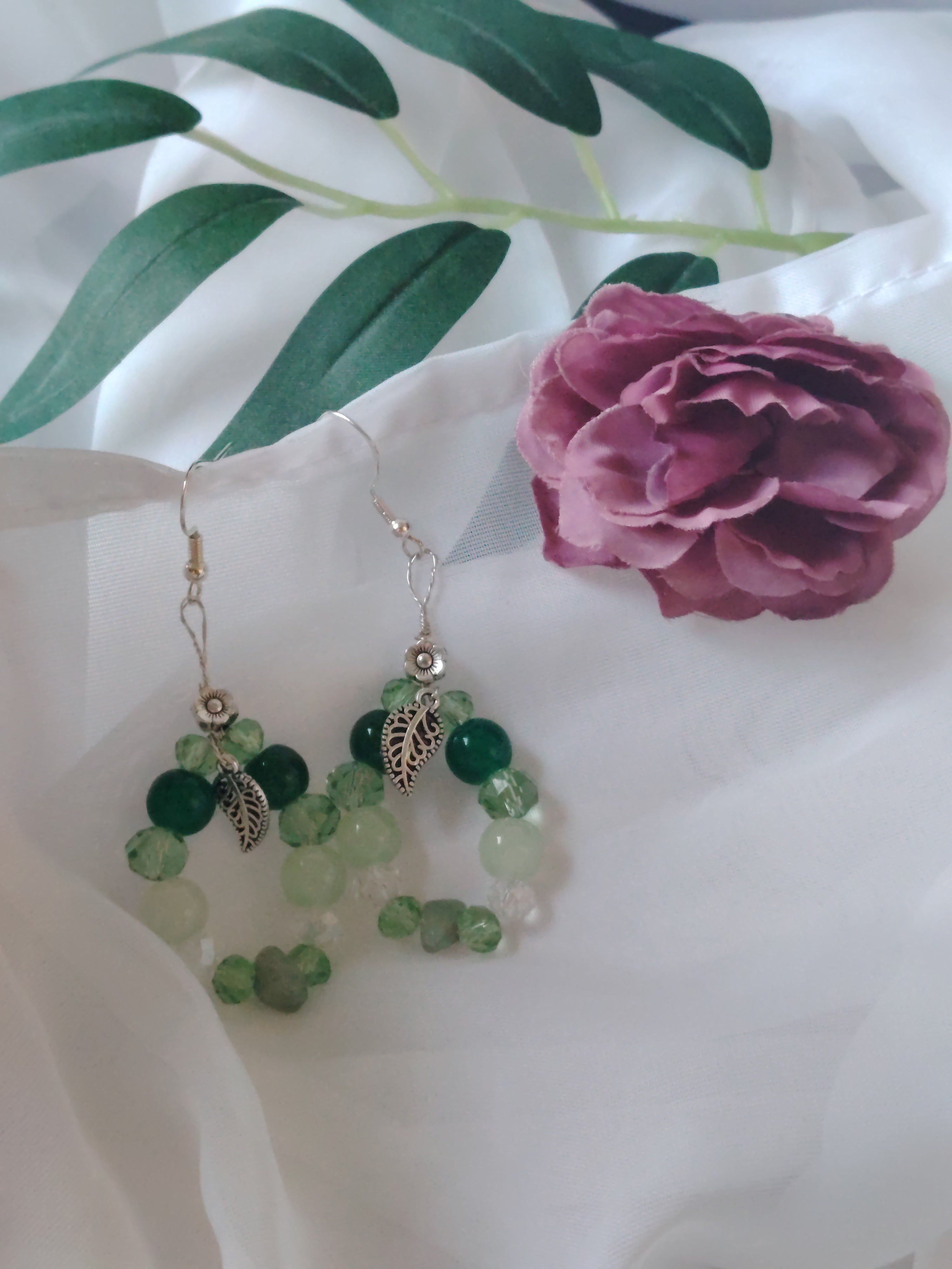 🌿 Natürlich & Zart – Handgefertigte Glasperlen-Ohrhänger in Grün & Kristal mit Metallblume