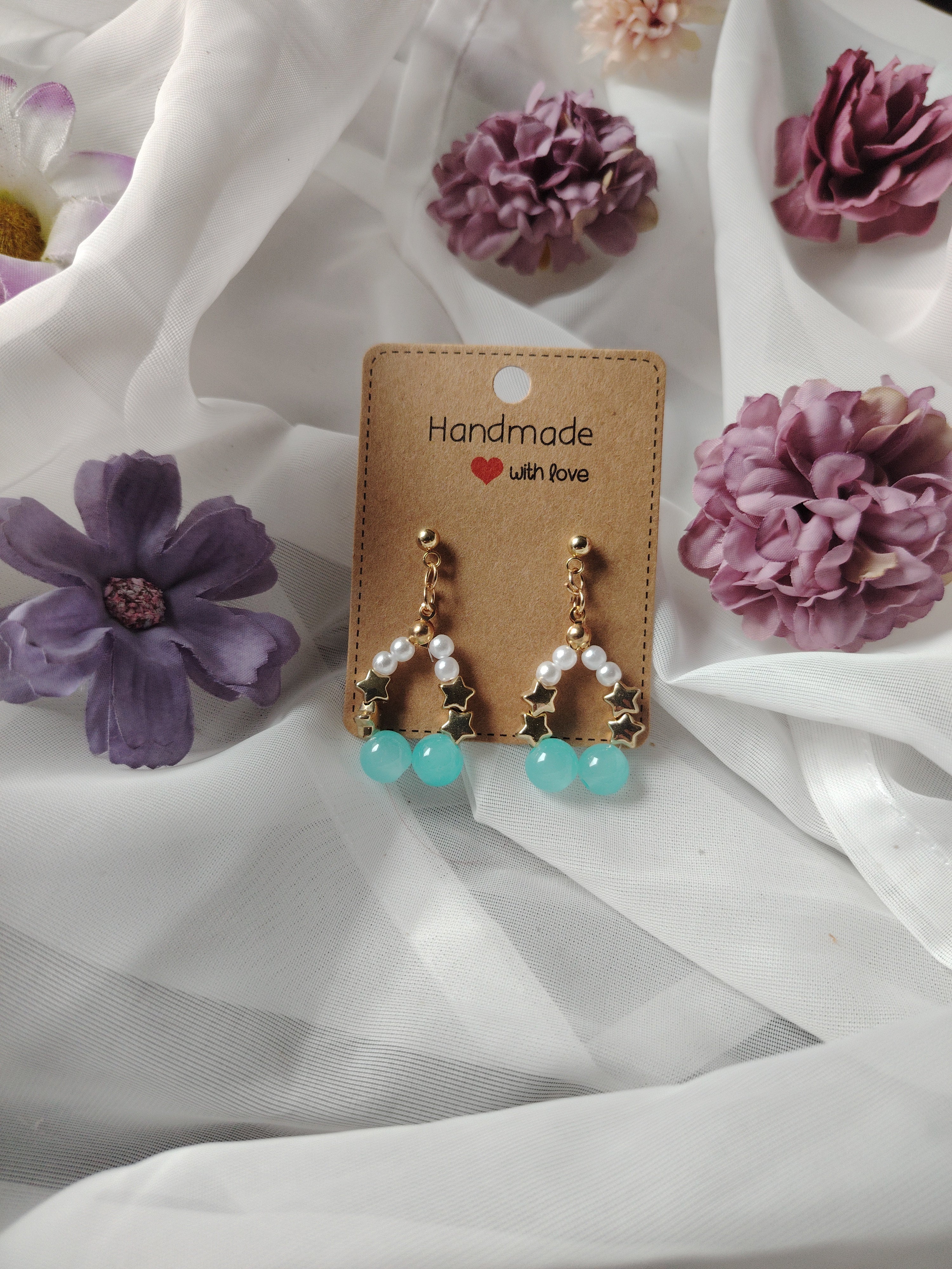 Oorbellen met kleine parels en lieve kleine sterretjes met glazen bolletjes