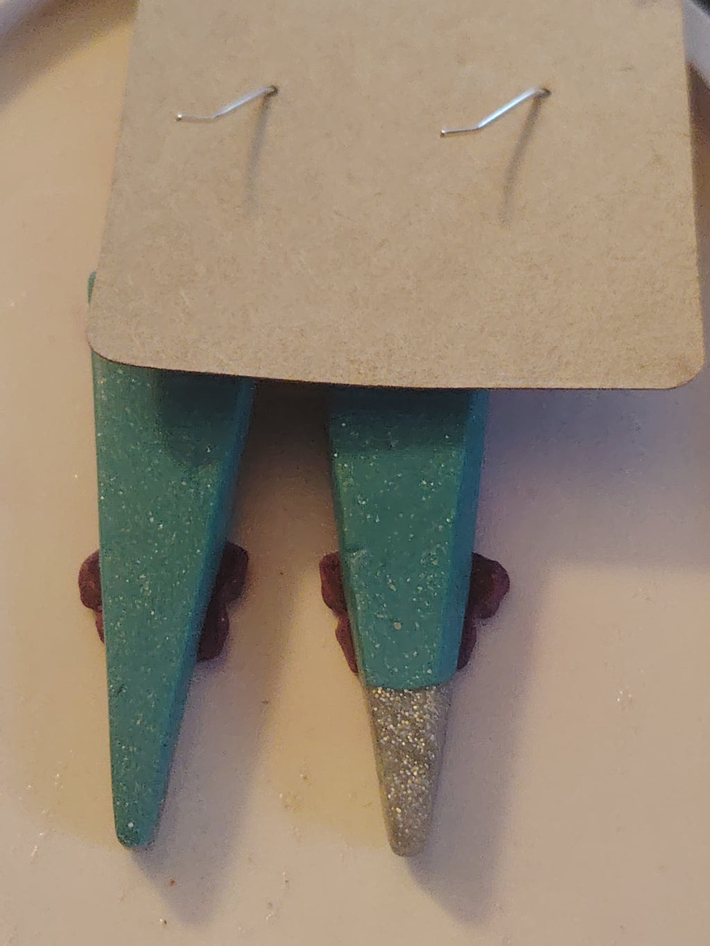 Ohrringe in längeren Dreiecks Form( Türkis Glitzer, Silber Glitzer mit süßen kleinen lila Blümchen)