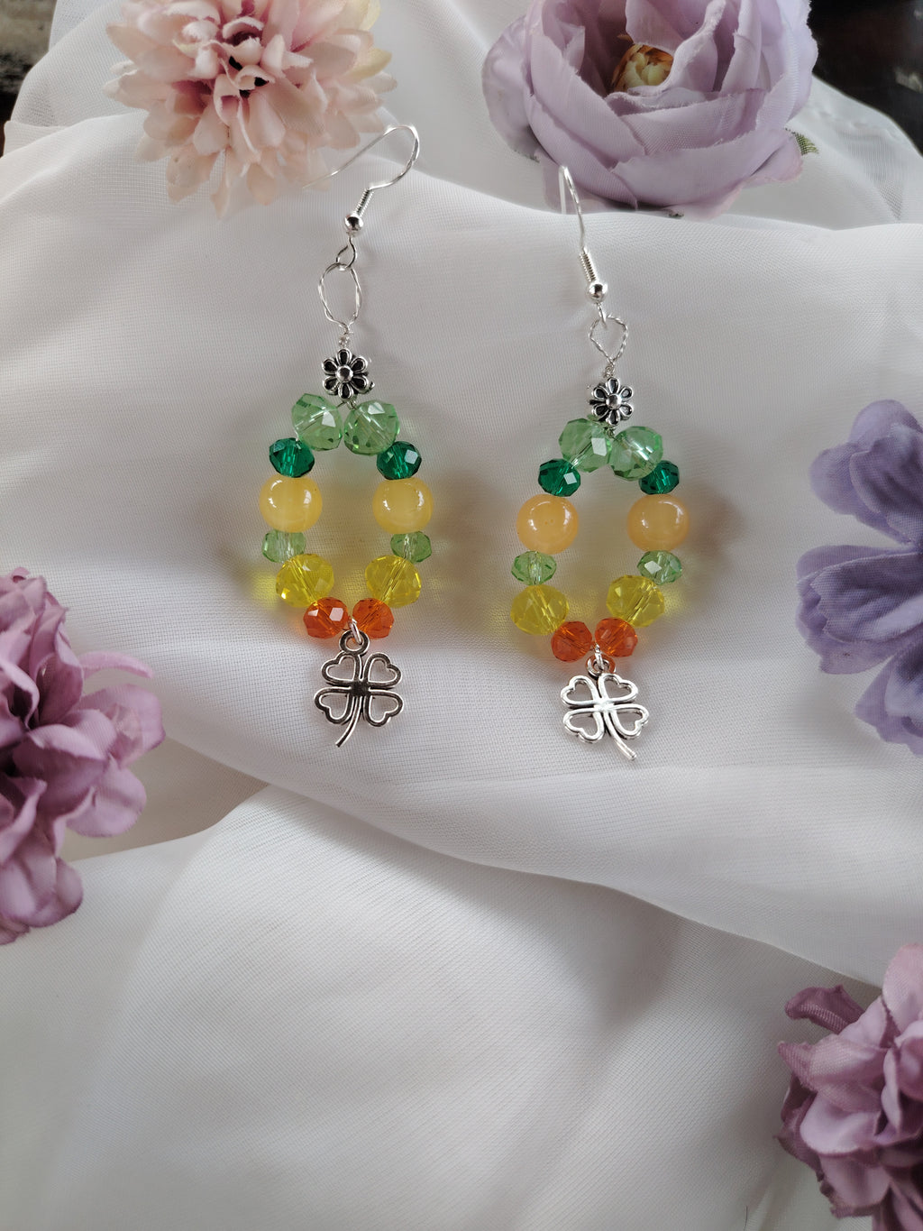 Handgemachte Glasperlen-Ohrhänger – Gelb, Orange & Grün mit zartem Kleeblatt und Blümchen ✿
