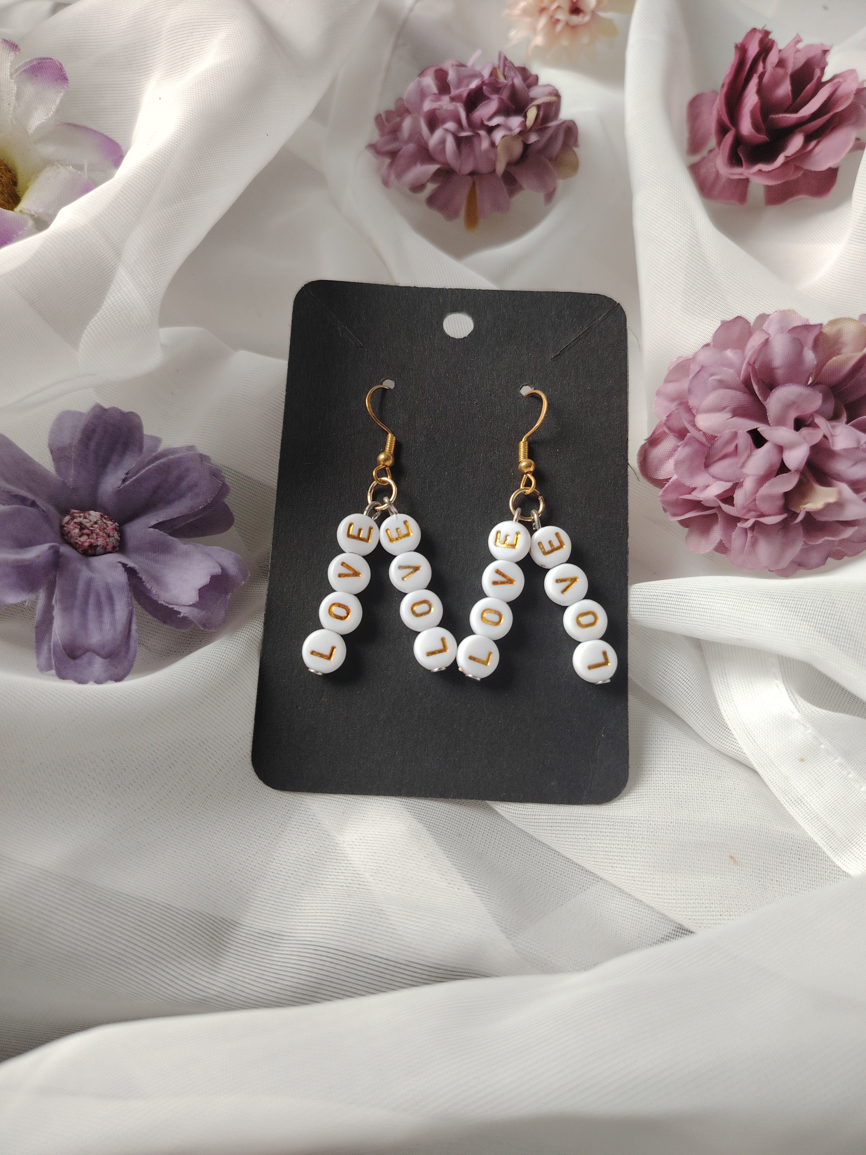 Oorbellen met het opschrift LOVE in witgoud