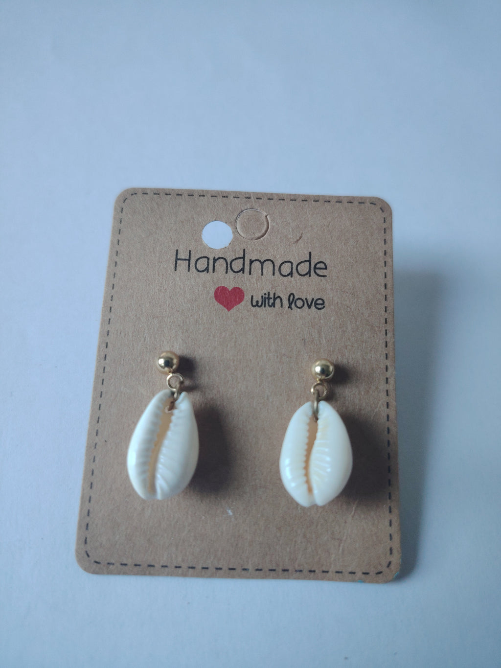 Kleine Ohrringe mit Weißen Muscheln