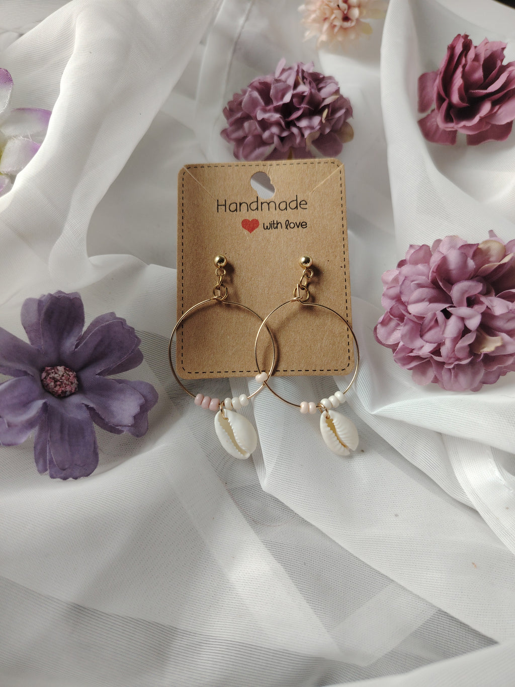 💛 Elegant & Meeresfrisch – Handgefertigte goldene Creolen mit Perlen & cremeweißen Muscheln