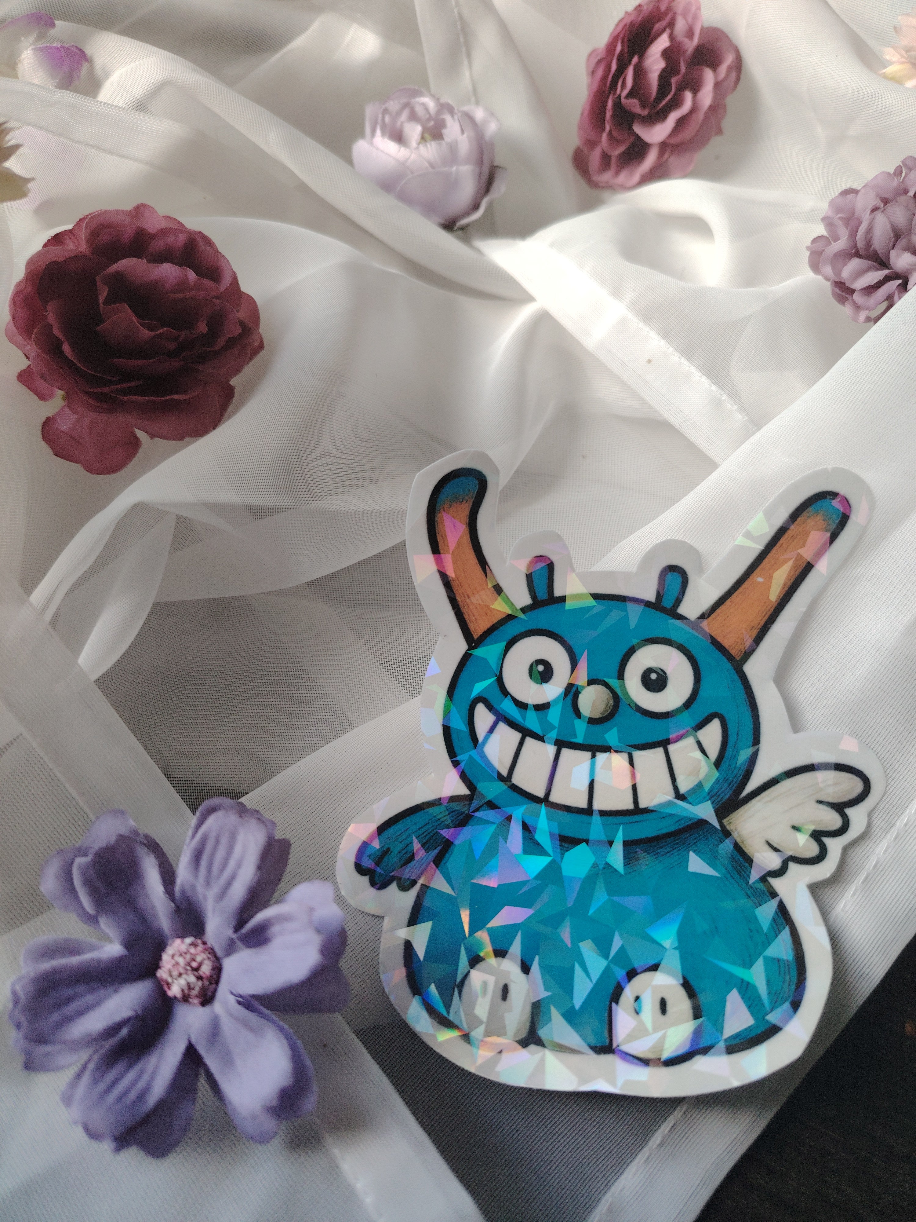 💙 Süßes Monsterchen – Großer holografischer Sticker, handgezeichnet von Kinderhand & handgeschnitten