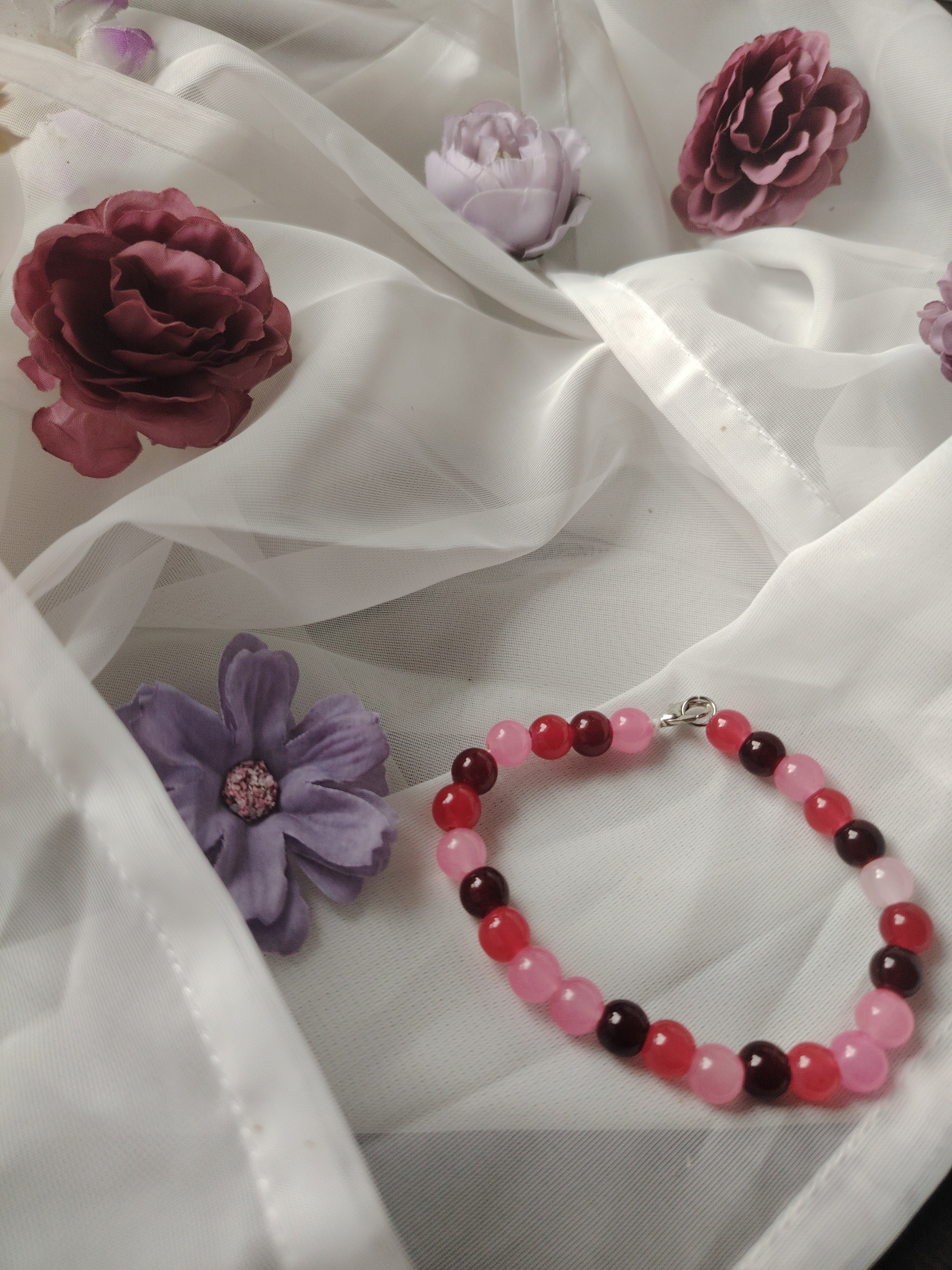 ❤️ Leidenschaft & Romantik – Handgefädeltes Glasperlen-Armband in Dunkelrot, Rot & zartem Rosa