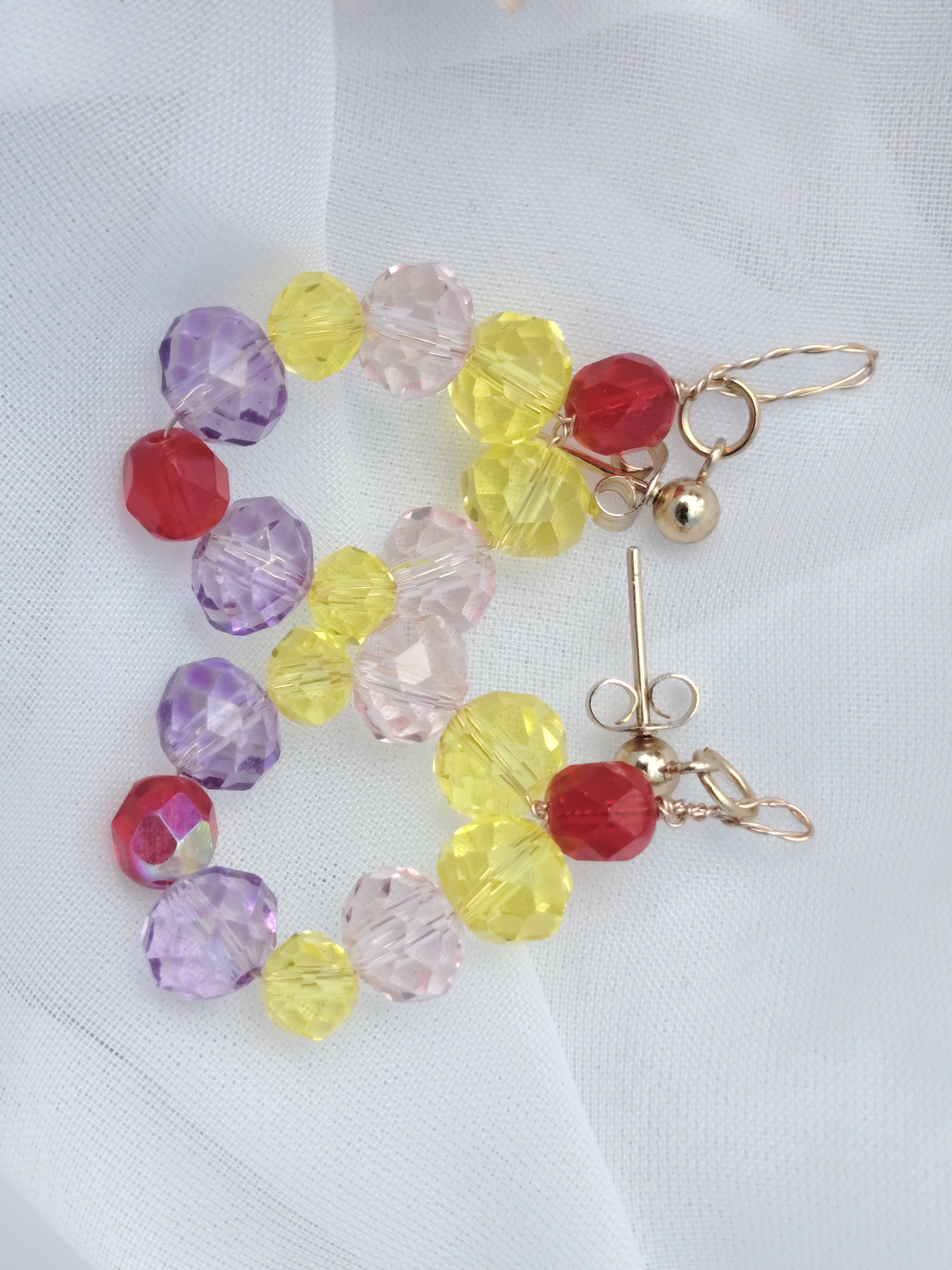 Bunter Frühlingszauber – Handgefertigte Glasperlen-Ohrhänger in Rot, Gelb, Flieder & Rosa