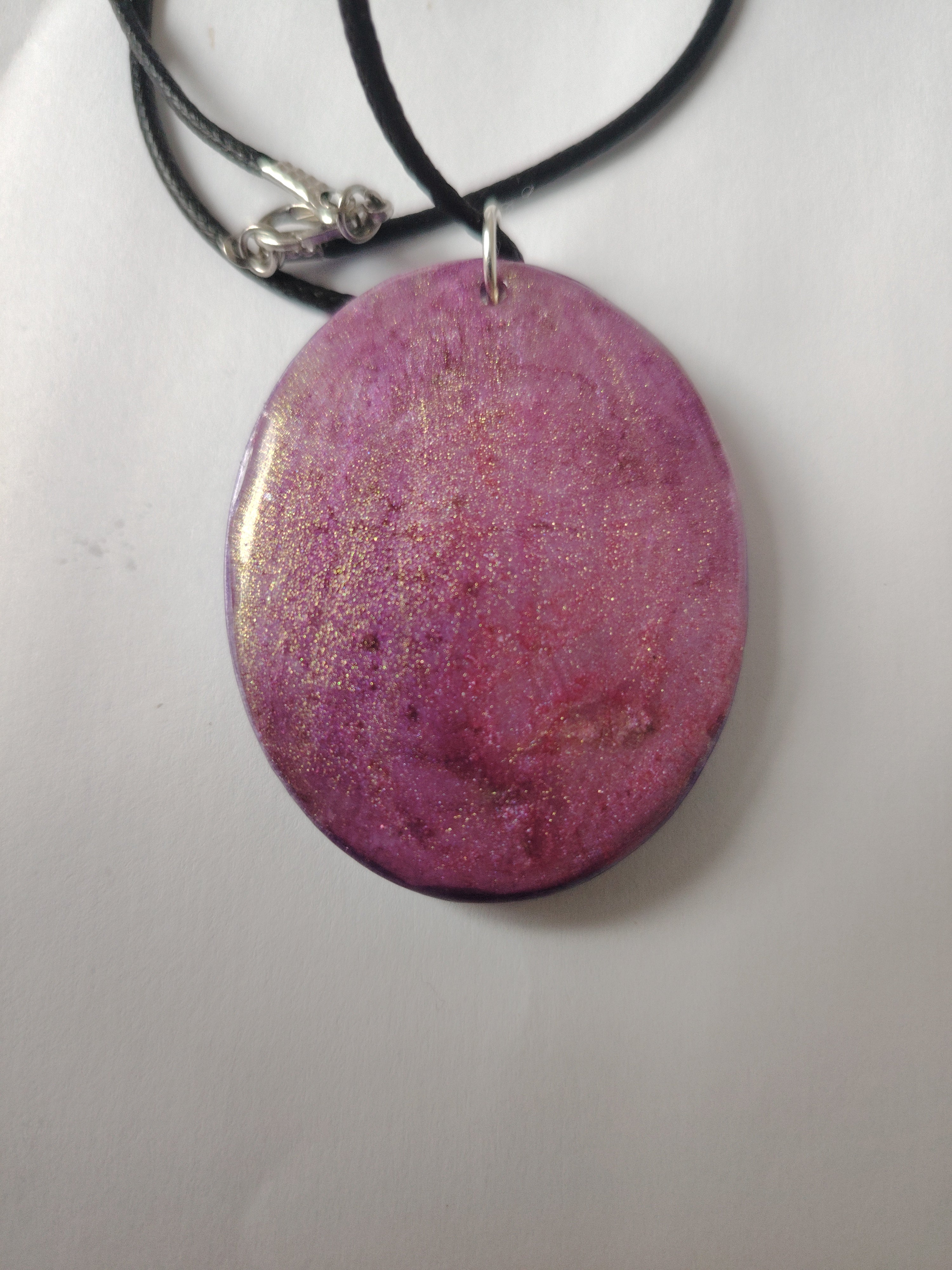 Necklace with elegant pendant made of UV resin