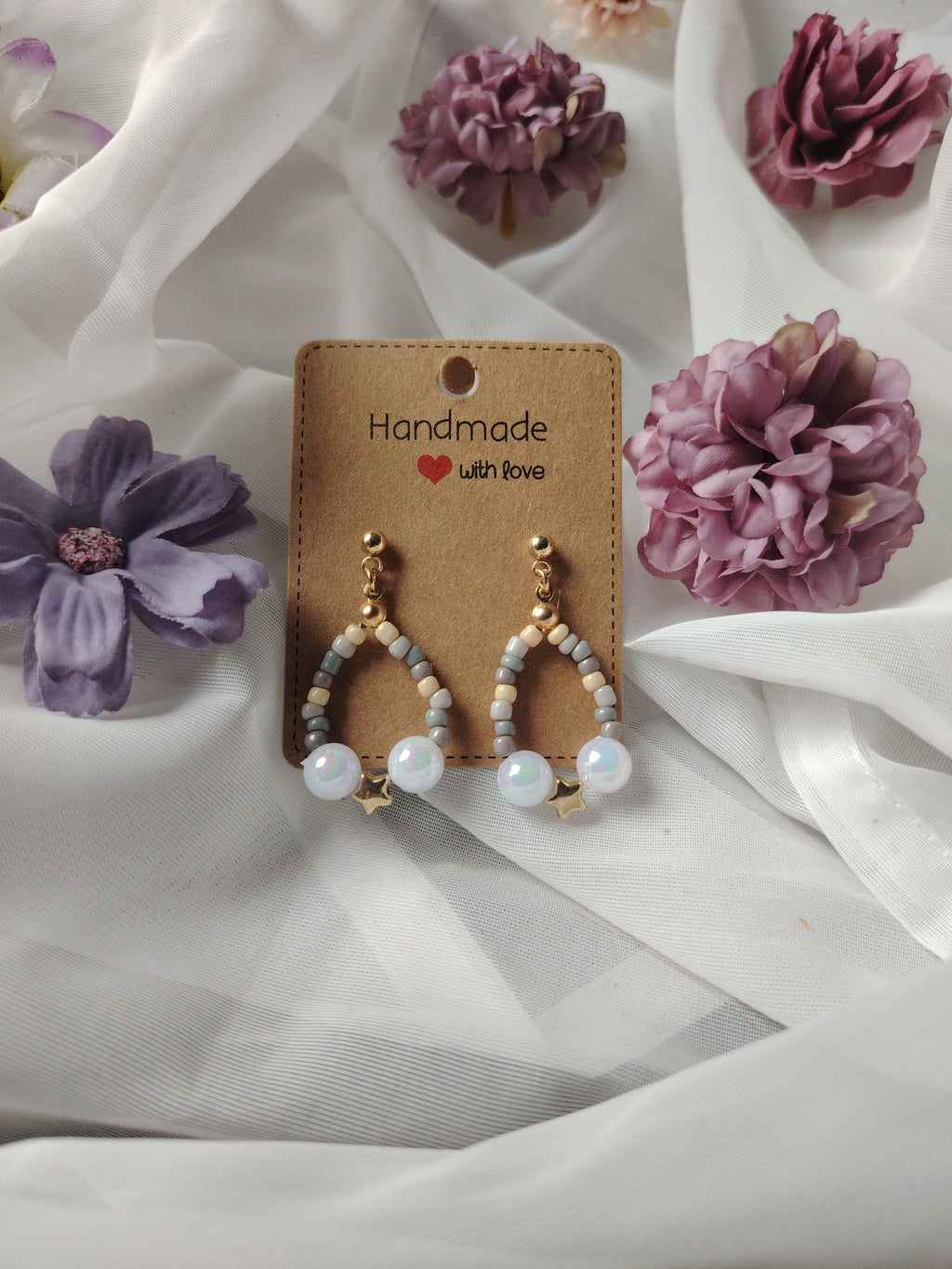 ✨ Zeitlos & Elegant – Handgefertigte Perlen-Ohrringe in Grau, Creme & Gold