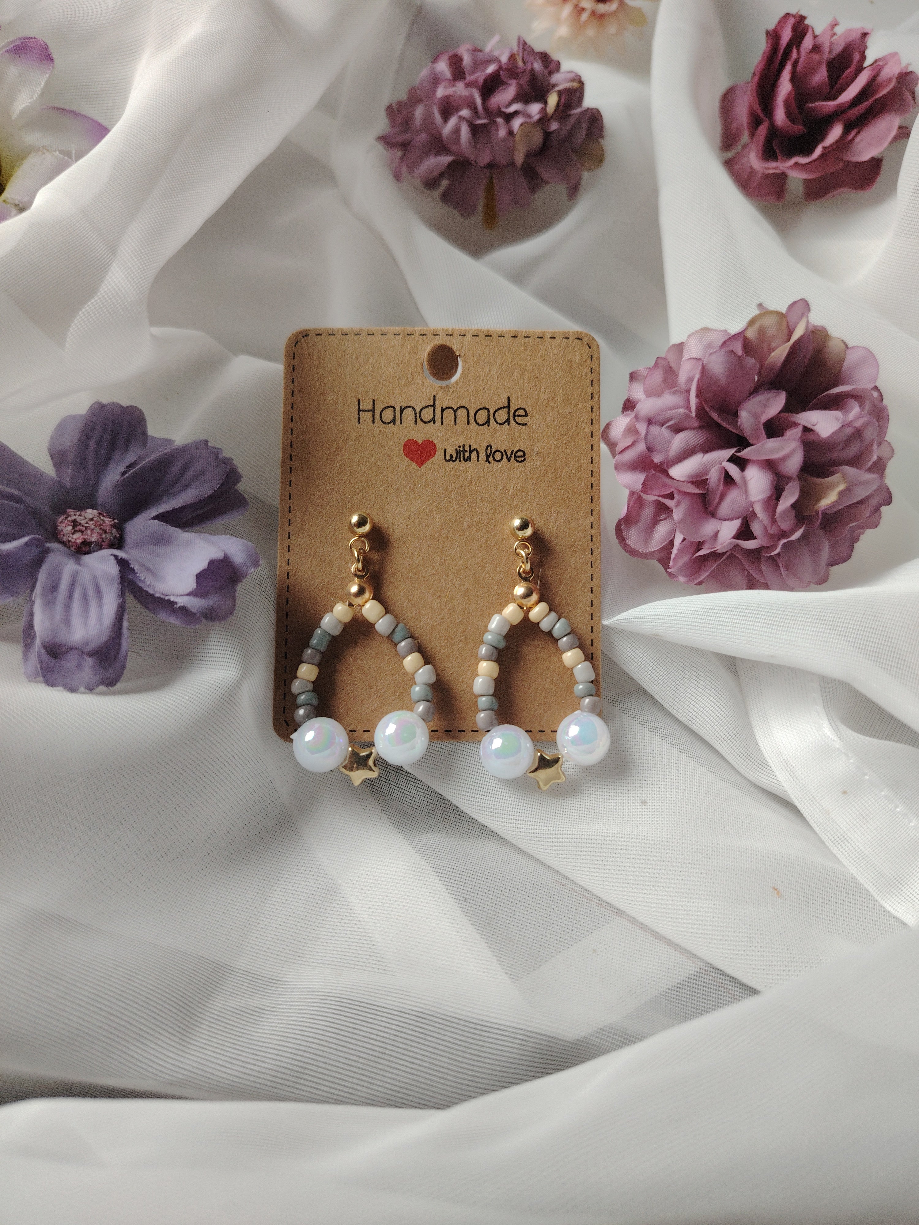 Oorbellen met kleine en grote parels in de kleuren grijs, crème, zilver, goudtinten