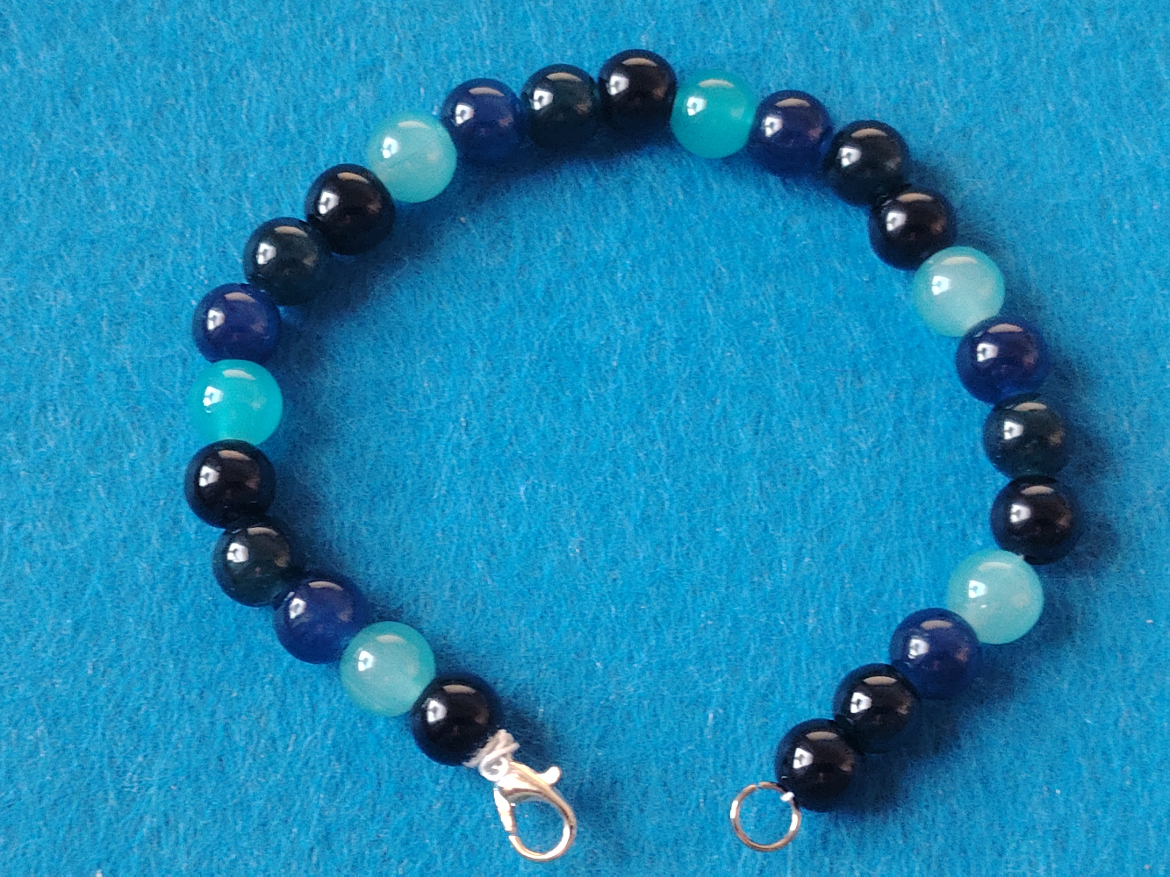 Glaskugel Armband mit den Farben Hellem Blau, Dunklem Blau, Dunklem Grün, Schwarz