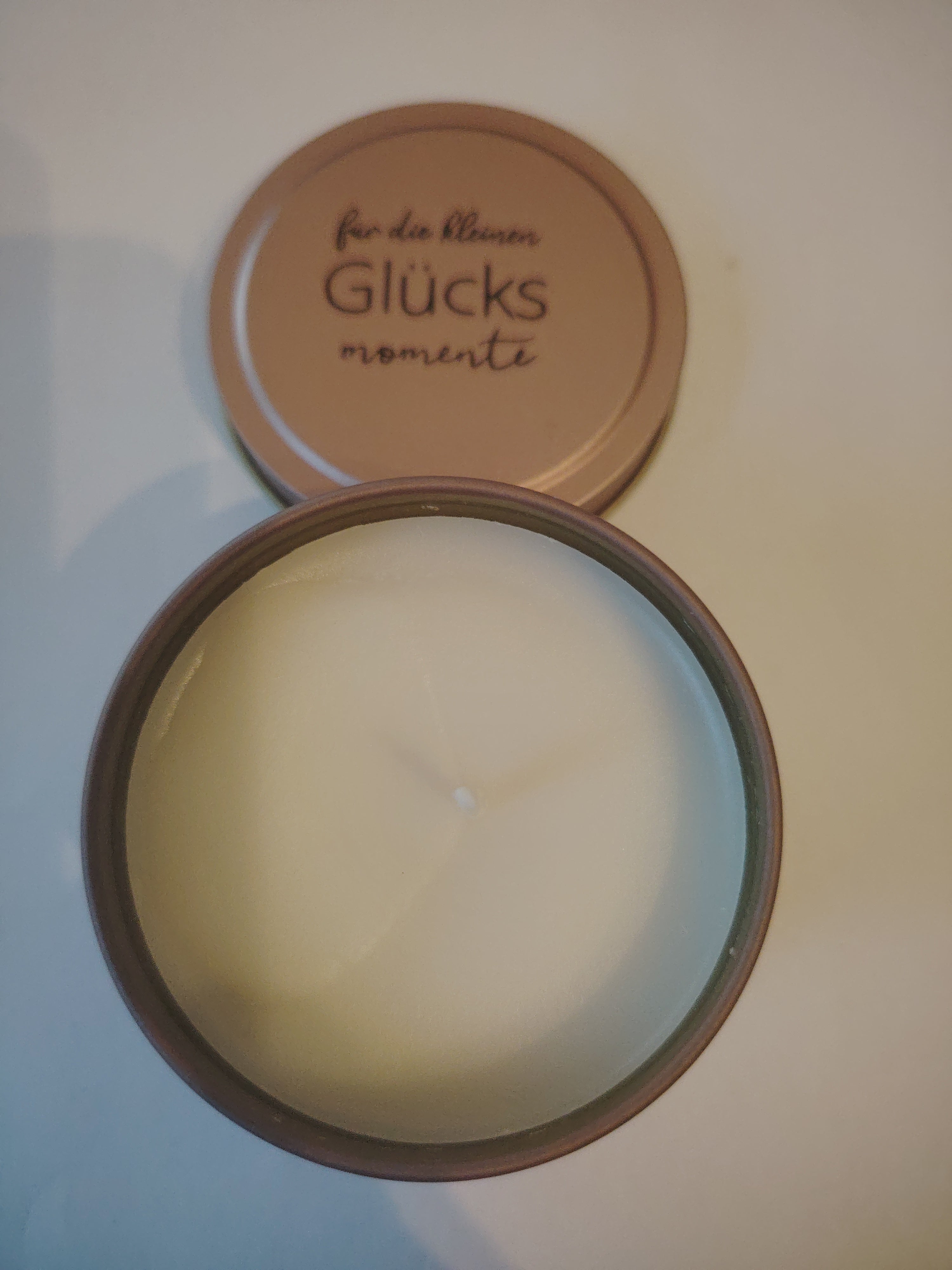 Scented candle with the scent of Cinnamon Rolls