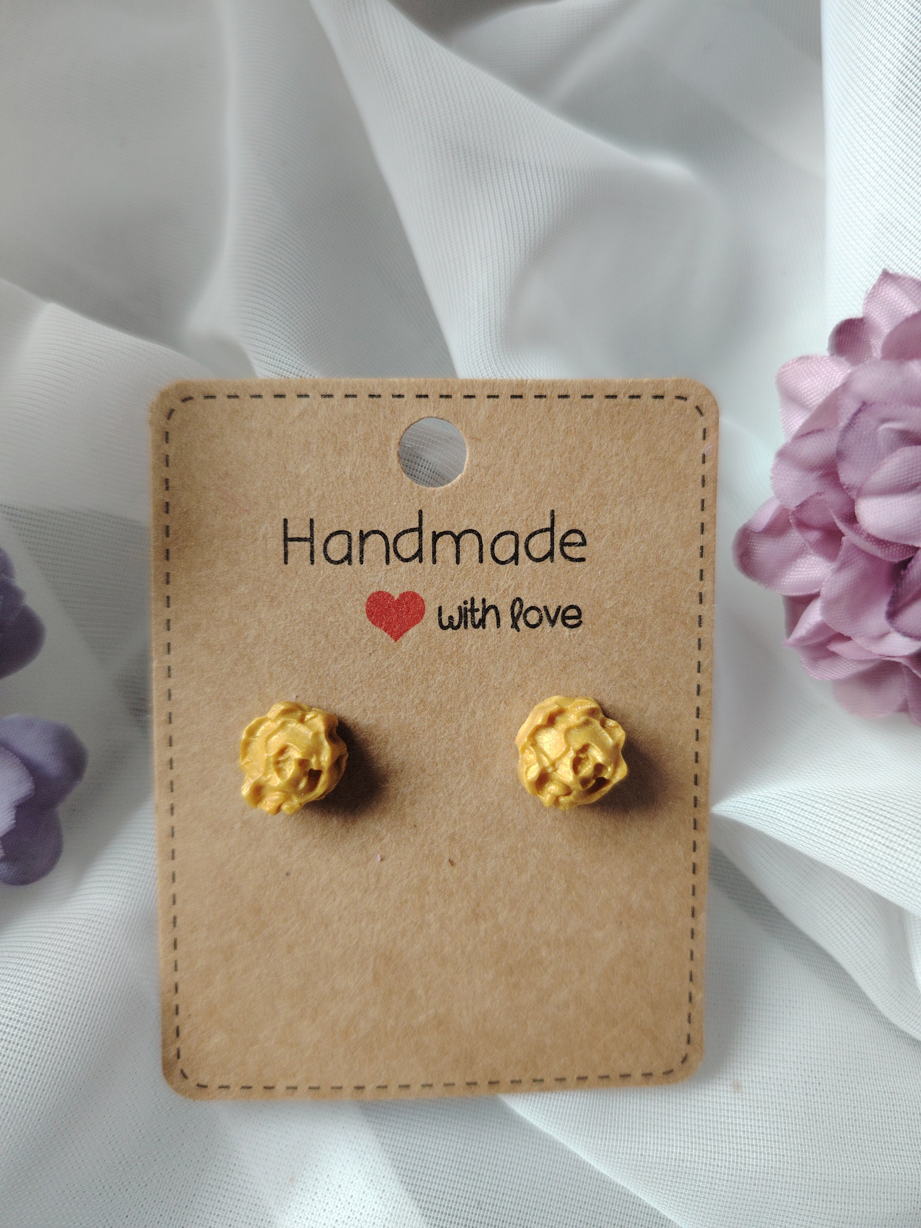Earrings with glittery gold in a rose design