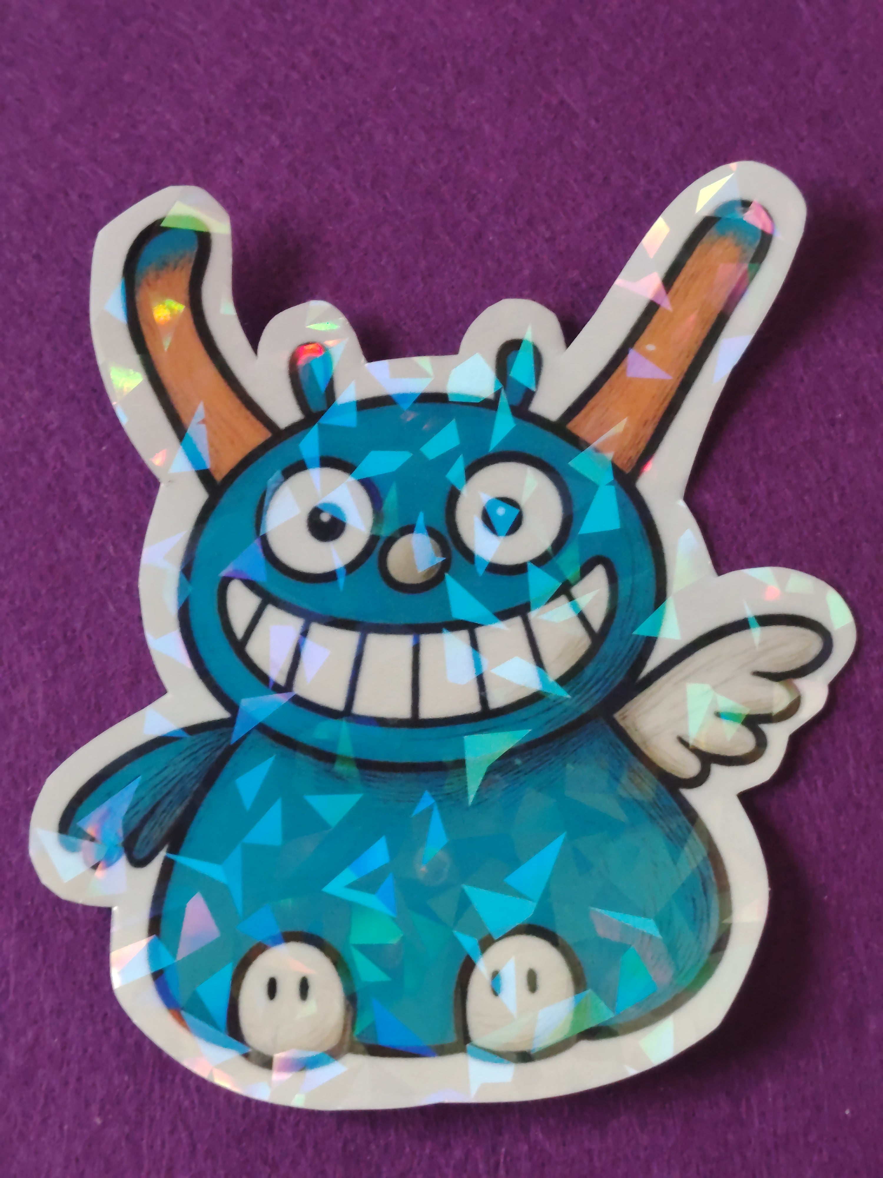 💙 Süßes Monsterchen – Großer holografischer Sticker, handgezeichnet von Kinderhand & handgeschnitten