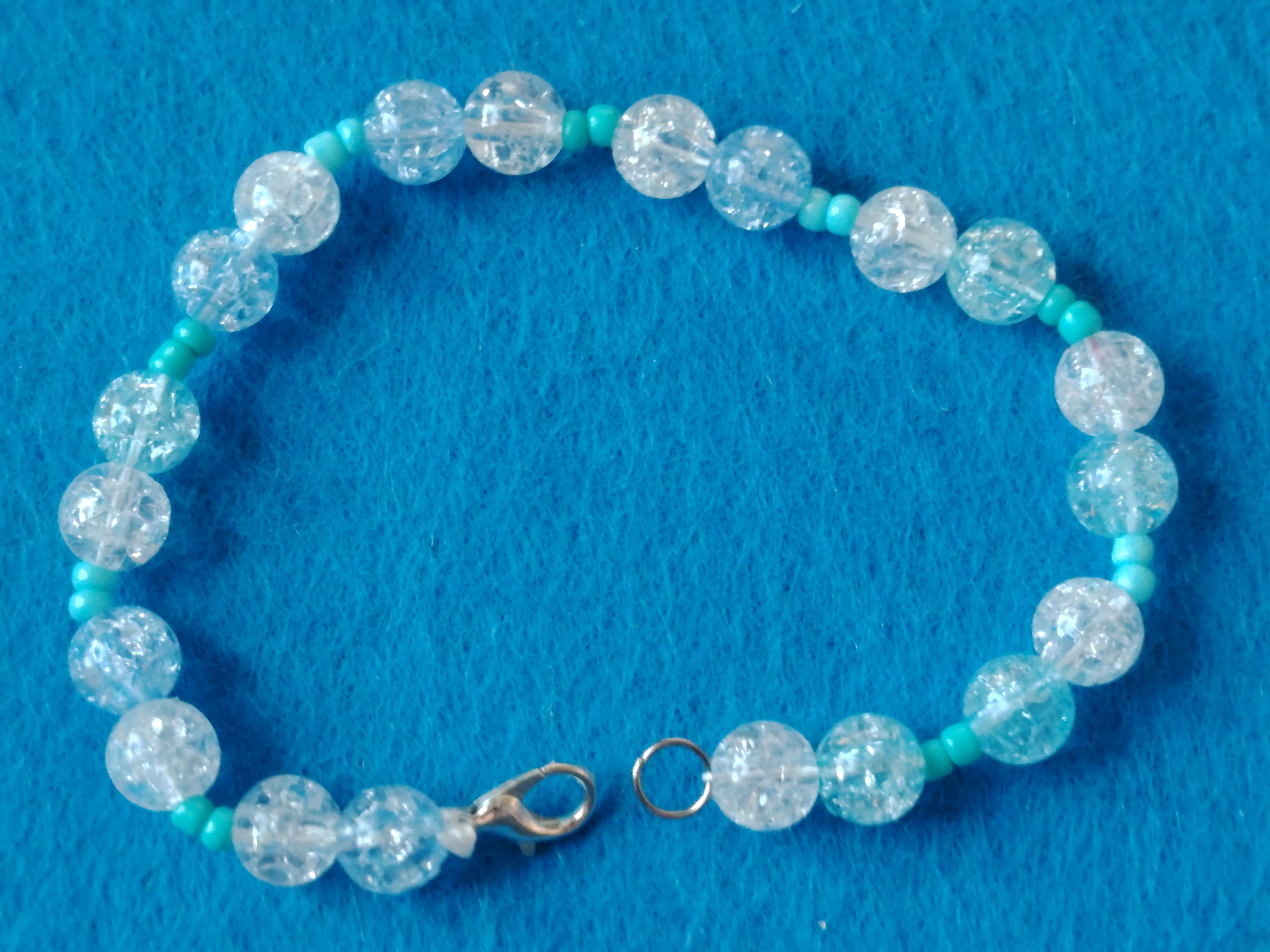 Armband mit Kristall Optik Perlen und kleinen Blauen Perlen