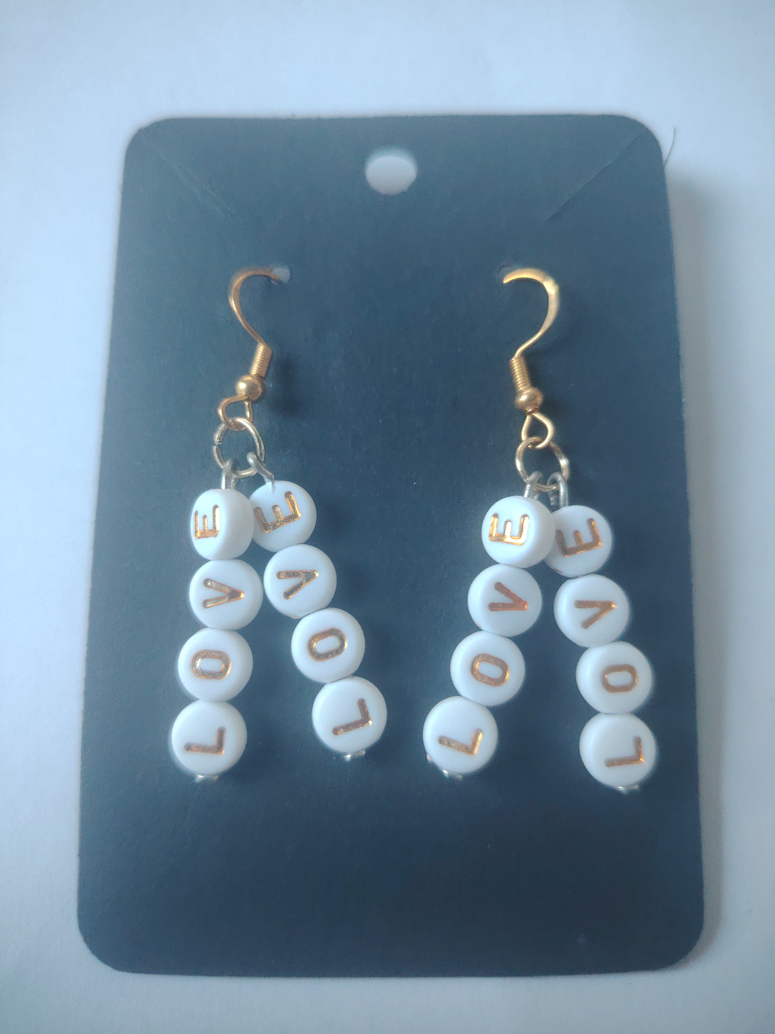 Oorbellen met het opschrift LOVE in witgoud